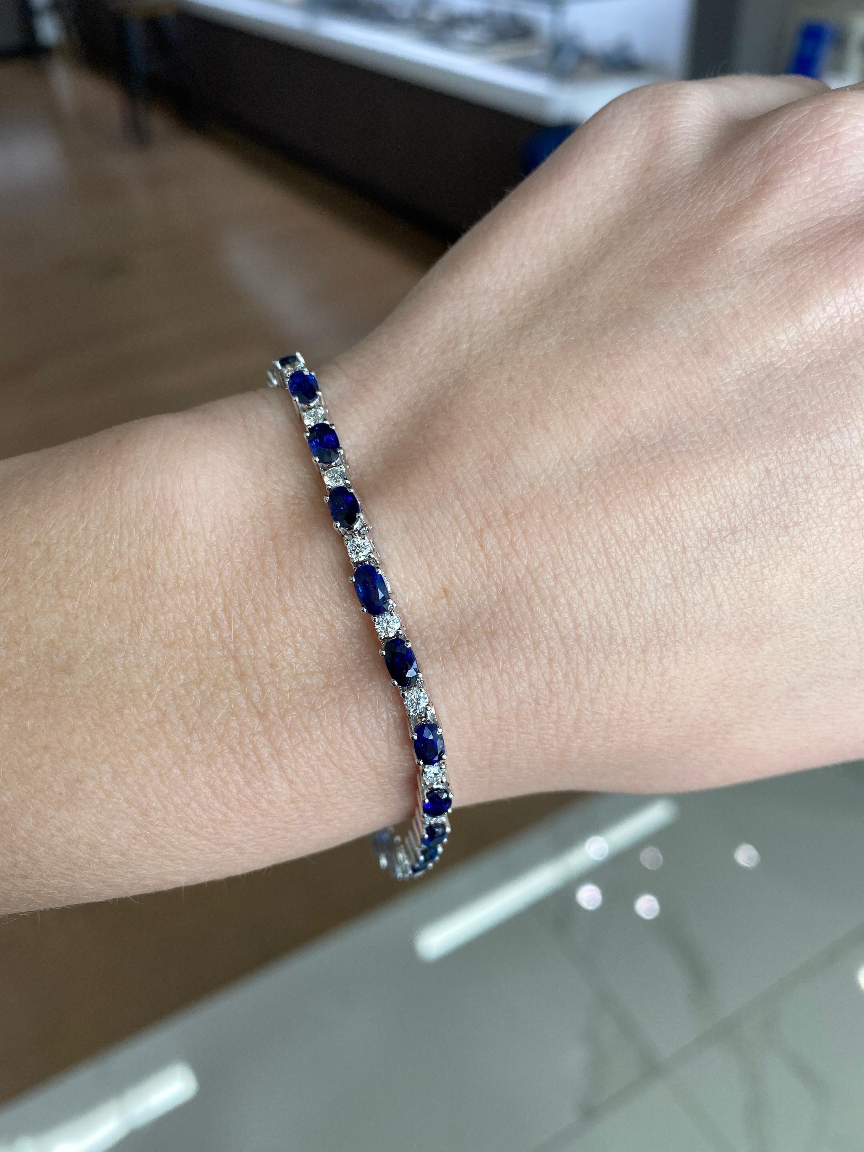 7.50 Ctw Oval Shaped Natural Blue Sapphire and 1.20 Ctw Round Diamonds Bracelet In New Condition For Sale In Houston, TX
