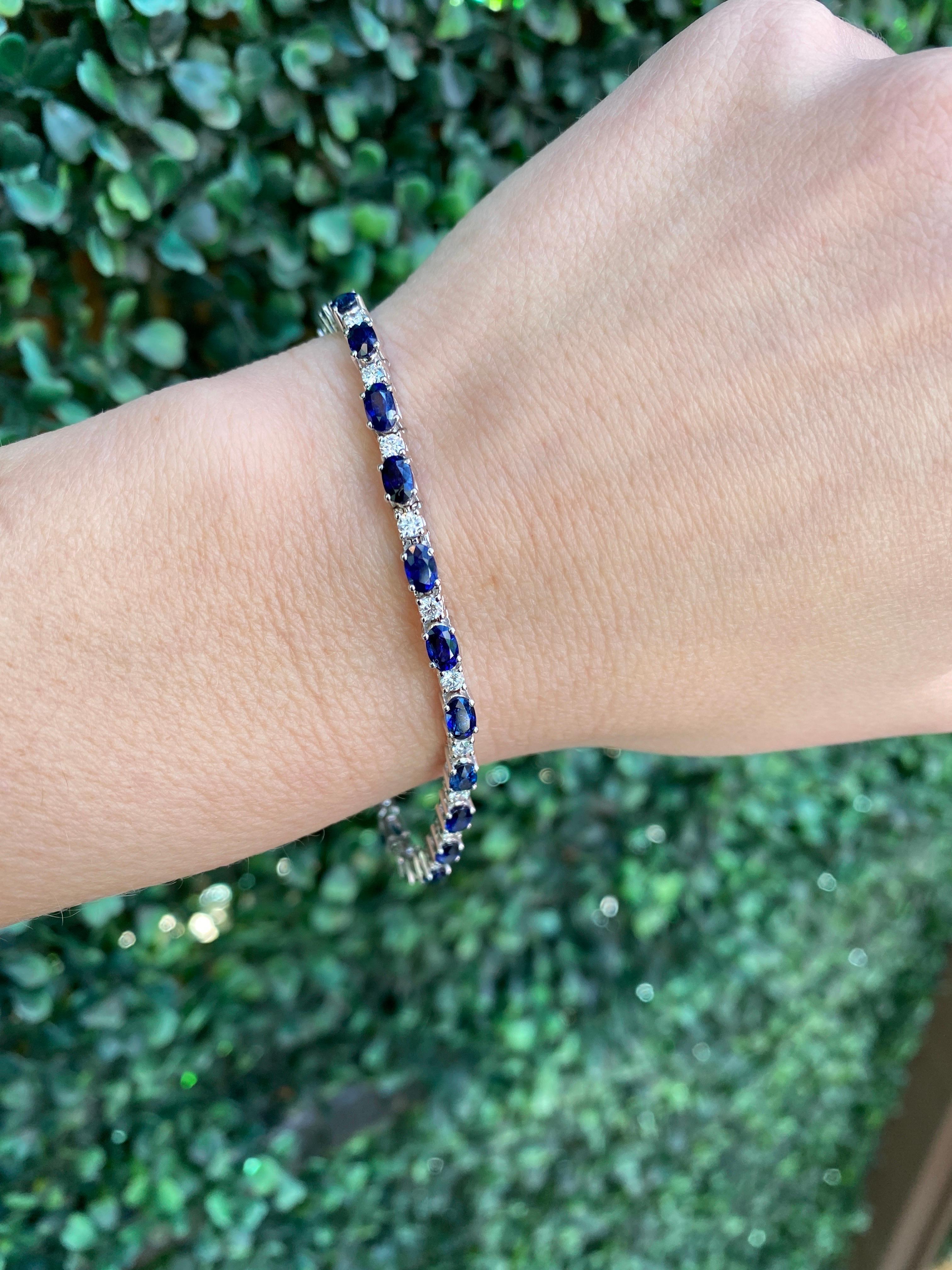 7.50 Ctw Oval Shaped Natural Blue Sapphire and 1.20 Ctw Round Diamonds Bracelet For Sale 3