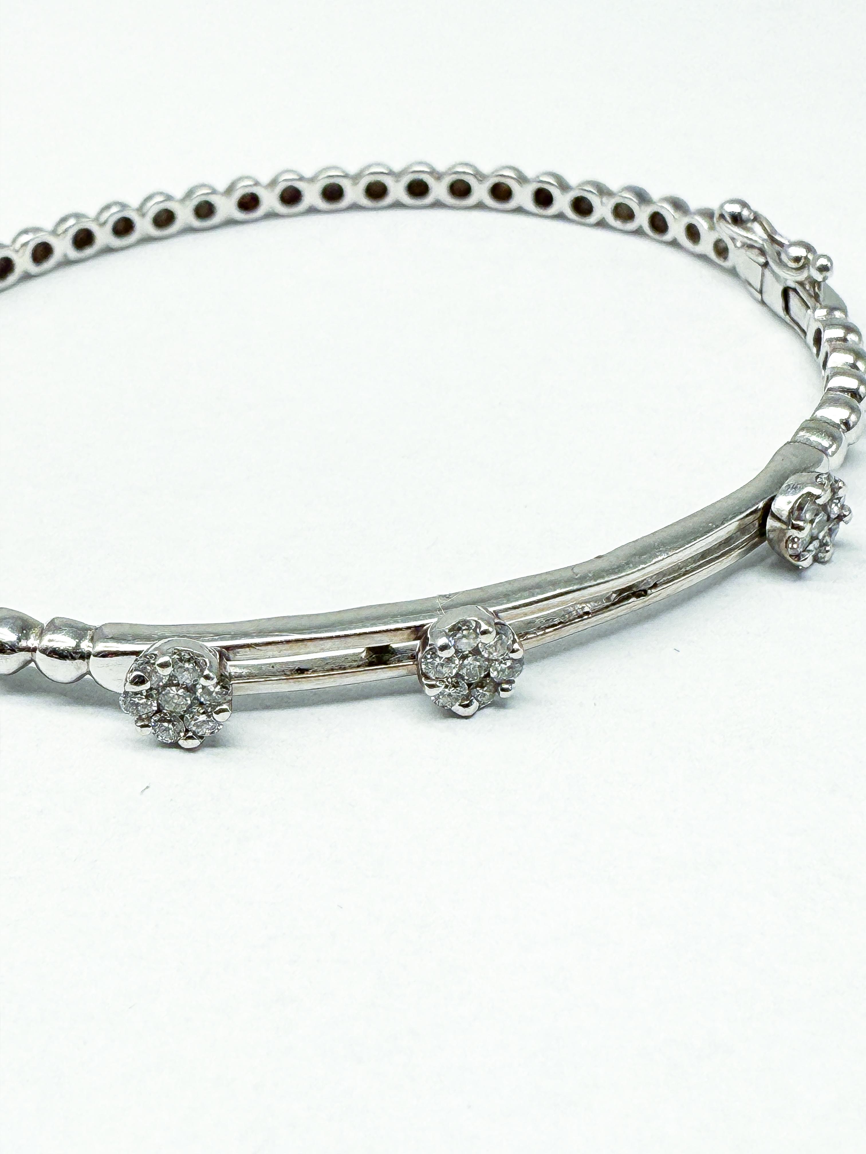 Este exquisito brazalete combina materiales preciosos con una artesanía clásica y es una verdadera joya para los entusiastas de la joyería. El elegante brazalete, elaborado en forma ovalada con oro blanco y amarillo de 18 quilates de alta calidad,