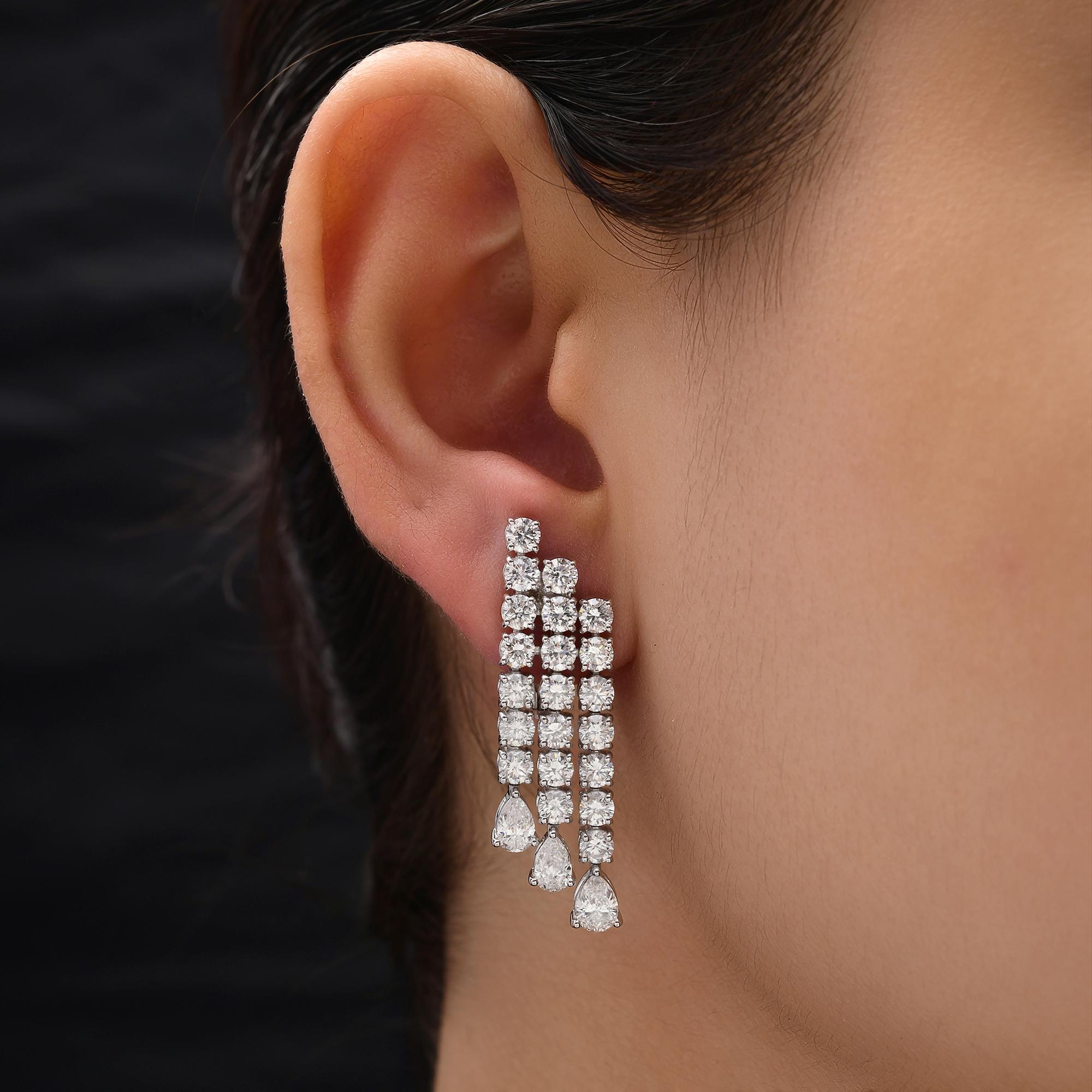 Orecchini pendenti con diamanti a tre file da 7,52 carati certificati, oro bianco 18 carati 
Questi orecchini sono caratterizzati da tre file di diamanti a taglio rotondo che creano un effetto cascata abbagliante. Ogni fila è delicatamente