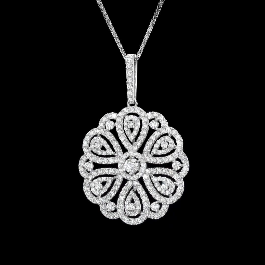 Taglio rotondo 7.52 Carat Round Diamond Cluster Pendant with 18K Gold  Necklace in vendita