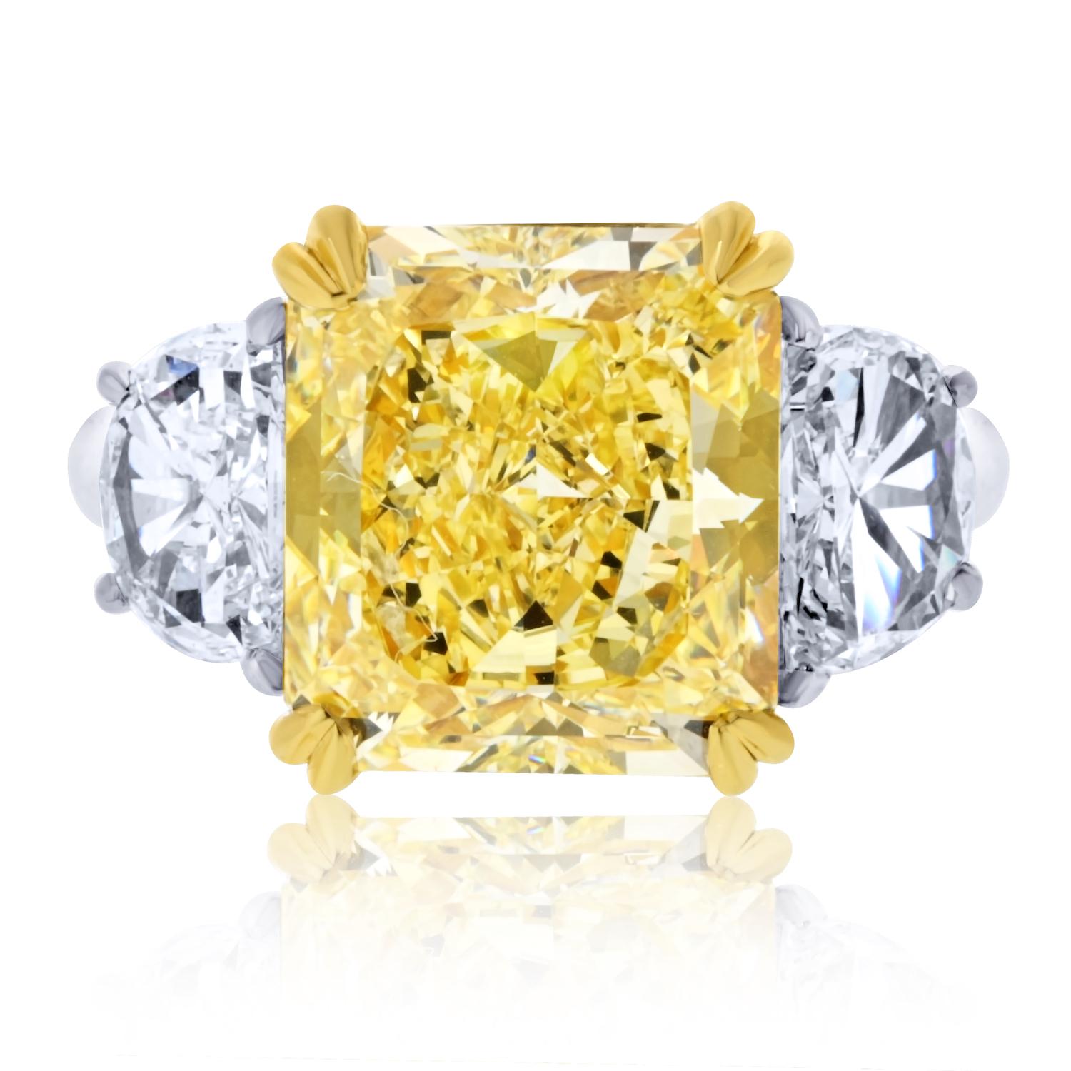 Cette exquise bague de fiançailles à trois pierres est une magnifique vitrine de la beauté intemporelle et de l'artisanat raffiné. En son centre brille un magnifique diamant Fancy Yellow de 7,53 carats, certifié par le GIA et classé VVS1 pour sa