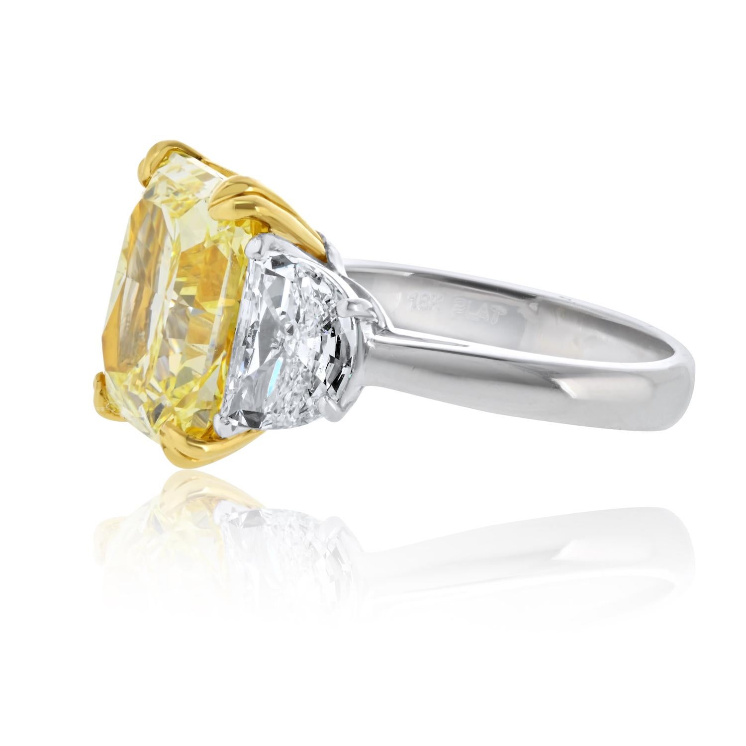 Moderne Bague de fiançailles à trois pierres en diamant de 7,53 carats à taille rayonnante Fancy Yellow en vente