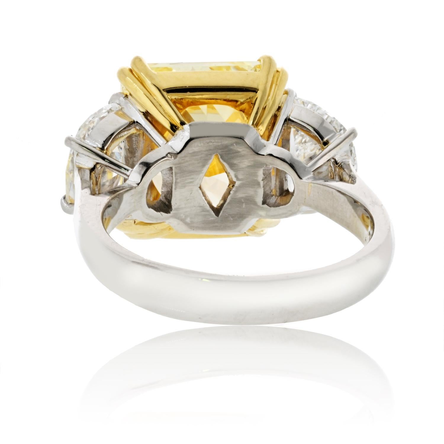 Bague de fiançailles à trois pierres en diamant de 7,53 carats à taille rayonnante Fancy Yellow Excellent état - En vente à New York, NY