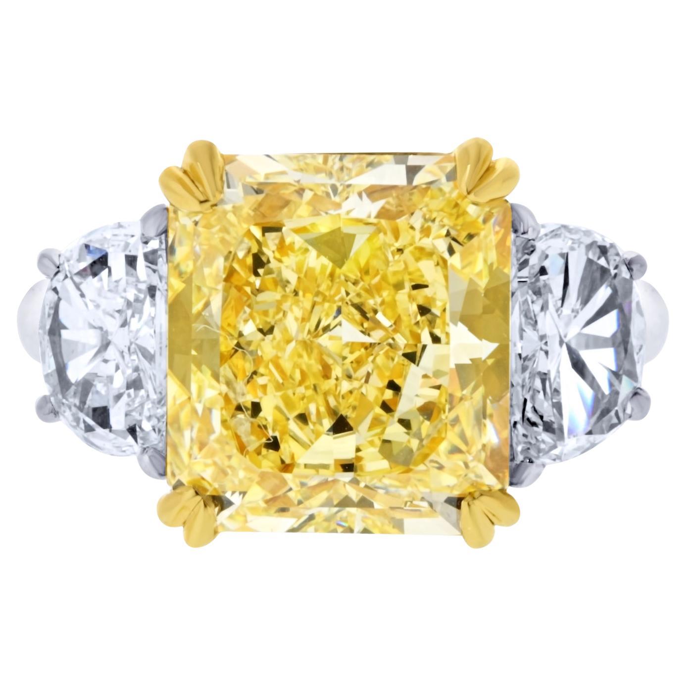 Bague de fiançailles à trois pierres en diamant de 7,53 carats à taille rayonnante Fancy Yellow