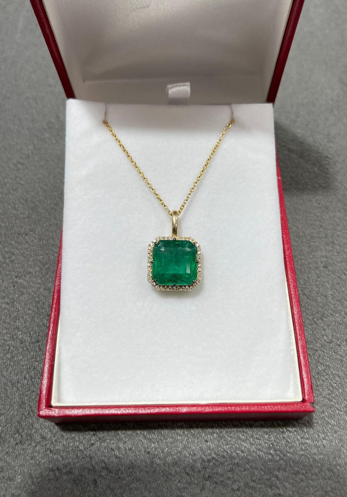 7,53tcw 18K Smaragd-Emerald-Schliff & Diamant-Halo-Anhänger mit Smaragdschliff (Georgian) im Angebot