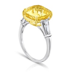 Anillo de platino con zafiro amarillo en cojín y diamantes de 7,54 quilates