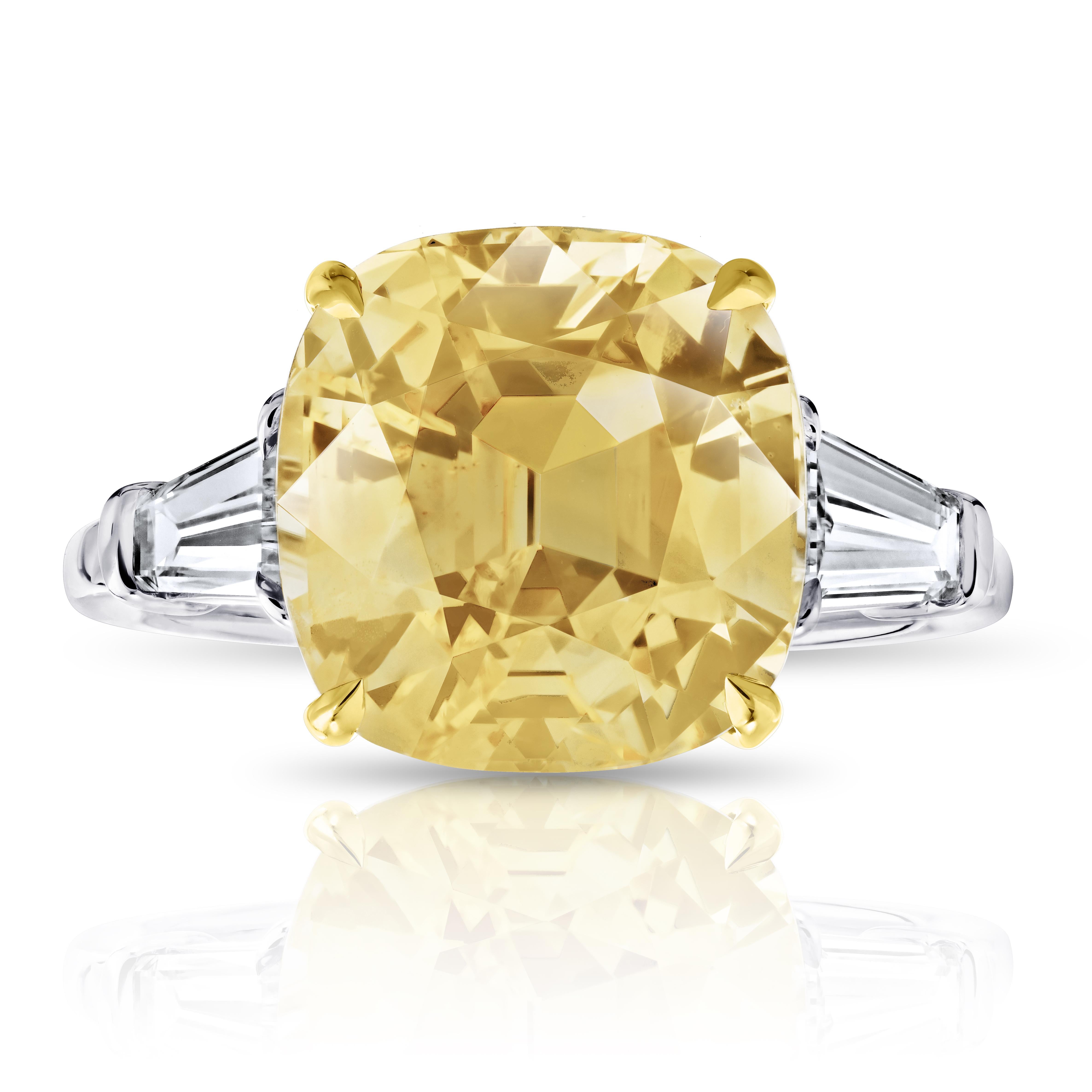 Anillo de platino con zafiro amarillo en cojín y diamantes de 7,54 quilates Corte cojín en venta