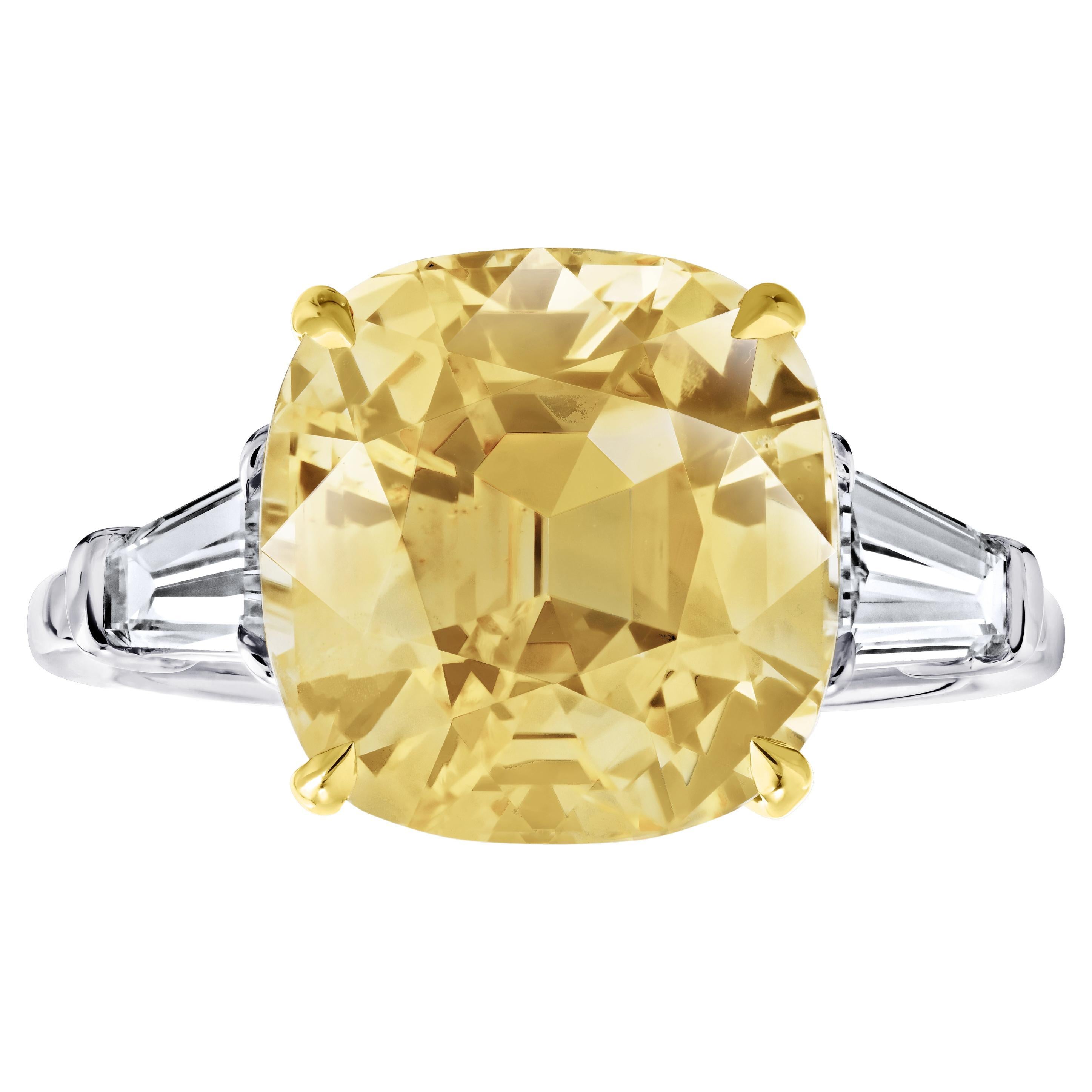 Anillo de platino con zafiro amarillo en cojín y diamantes de 7,54 quilates en venta