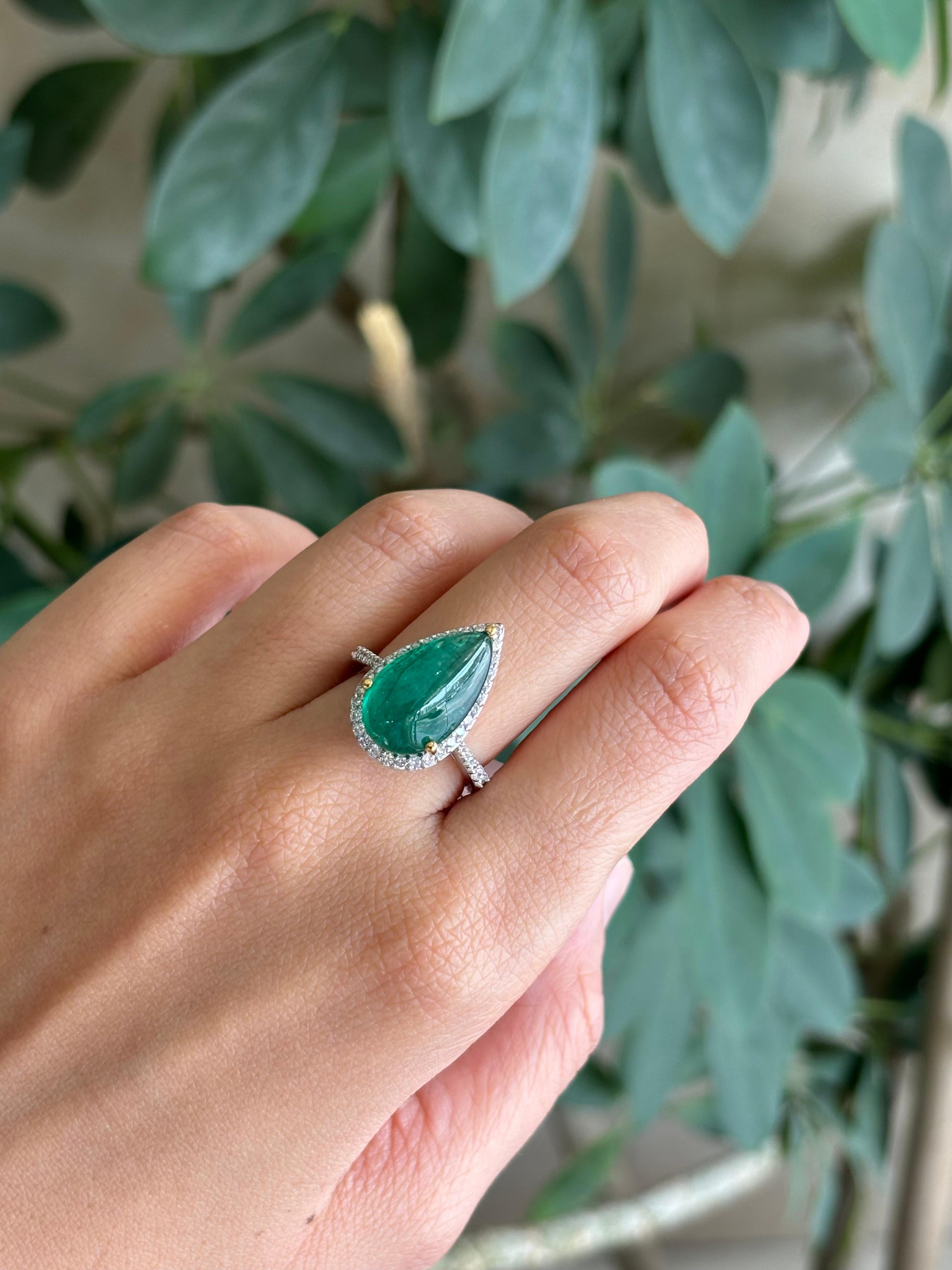 7,54 Karat birnenförmiger Smaragd-Cabochon und Diamantring im Angebot 5