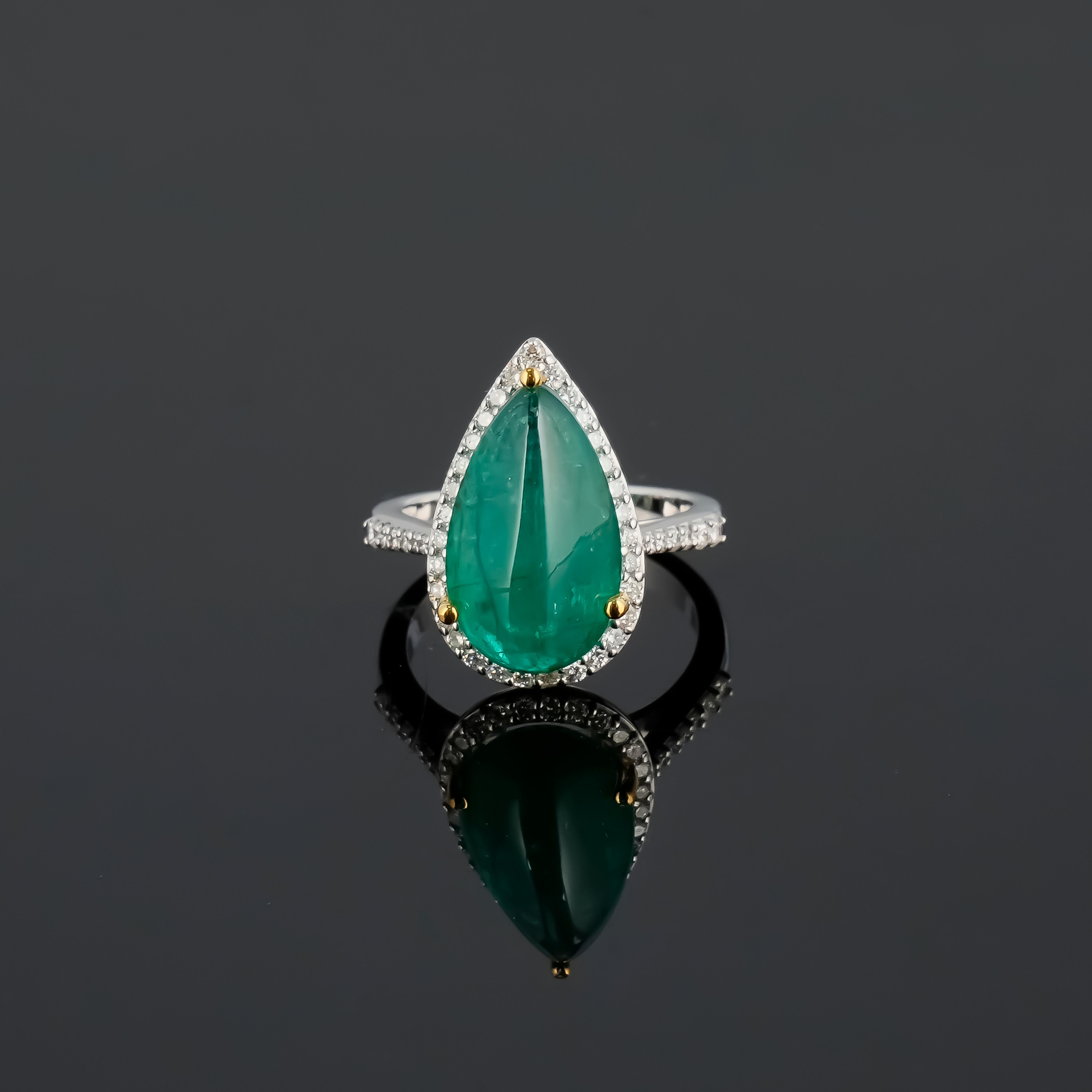 Ein eleganter und schlichter Cocktailring mit einem 7,54 Karat schweren, birnenförmigen Cabochon aus sambischem Smaragd in der Mitte, umgeben von 1,78 Karat Diamanten im Brillantschliff, gefasst in 18 Karat Weißgold. Derzeit ein Ring Größe US 6,