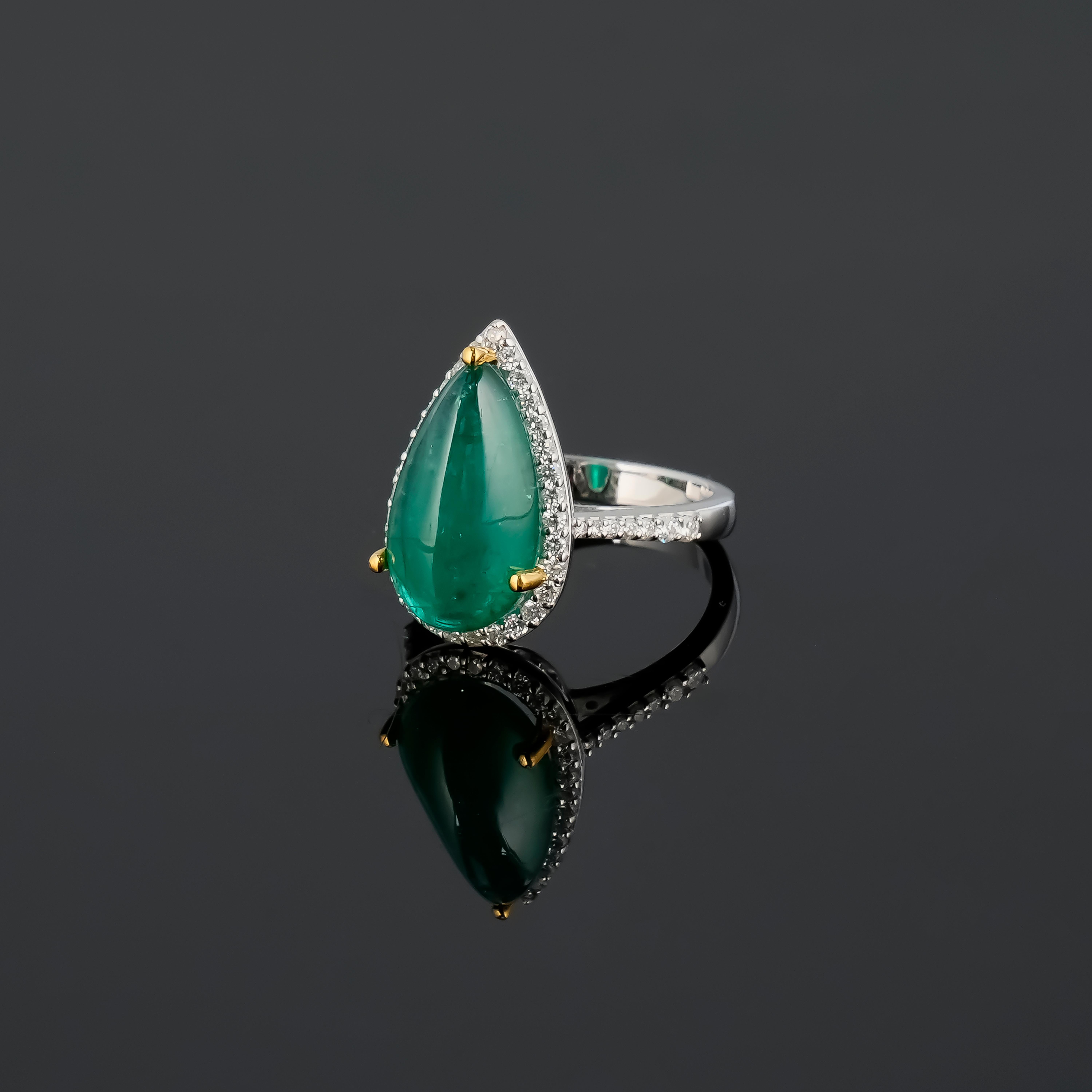 7,54 Karat birnenförmiger Smaragd-Cabochon und Diamantring (Moderne) im Angebot