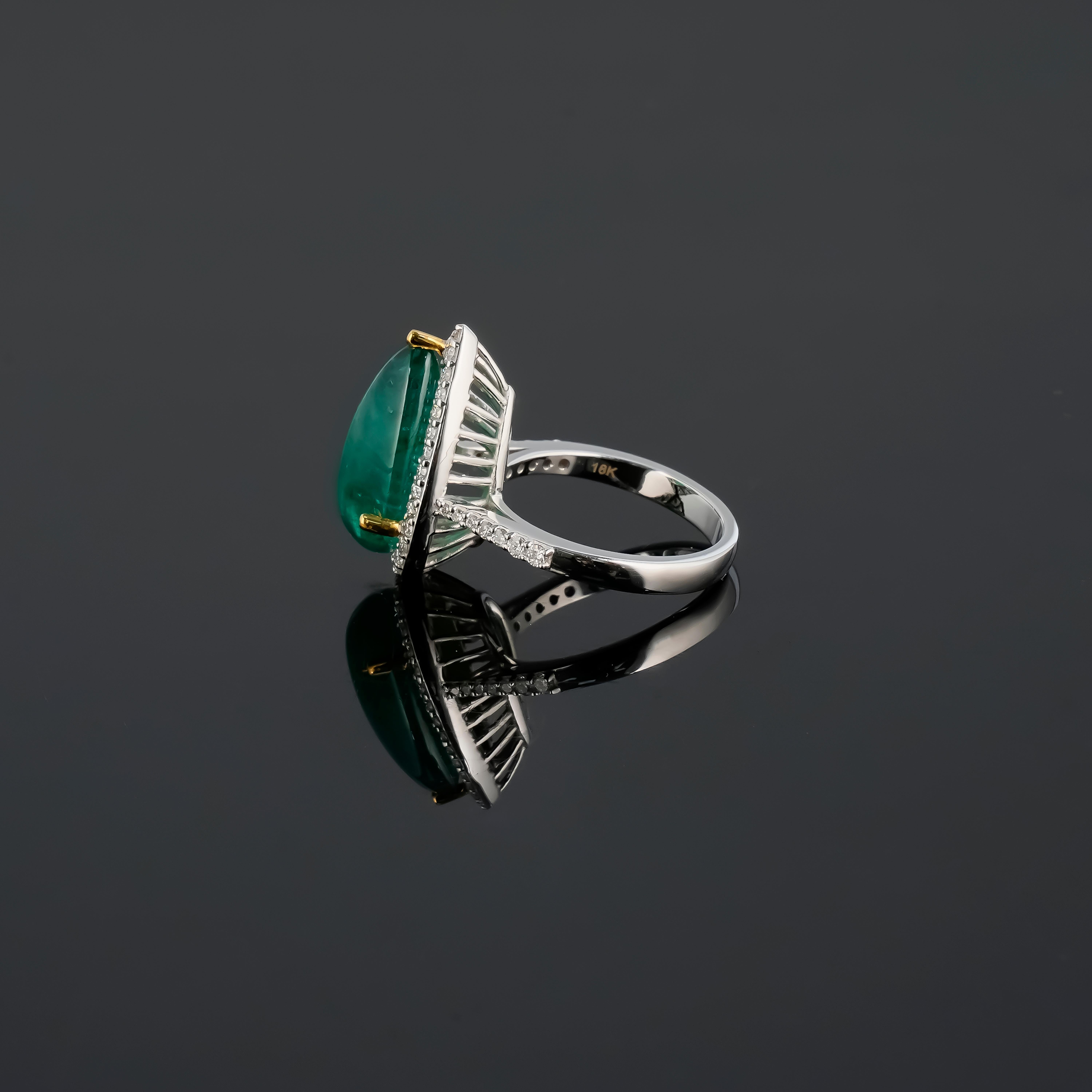 7,54 Karat birnenförmiger Smaragd-Cabochon und Diamantring (Tropfenschliff) im Angebot