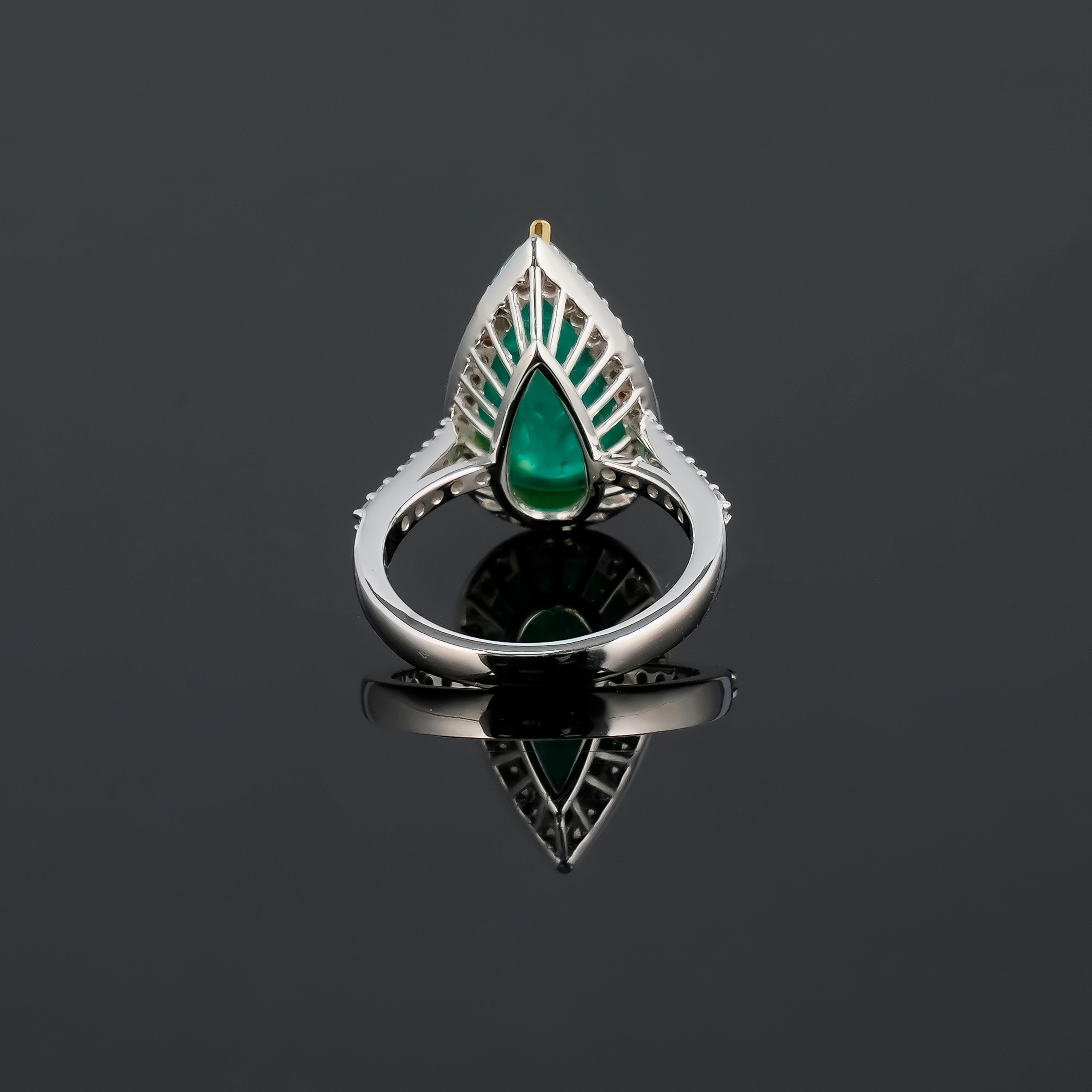 7,54 Karat birnenförmiger Smaragd-Cabochon und Diamantring im Zustand „Neu“ im Angebot in Bangkok, Thailand