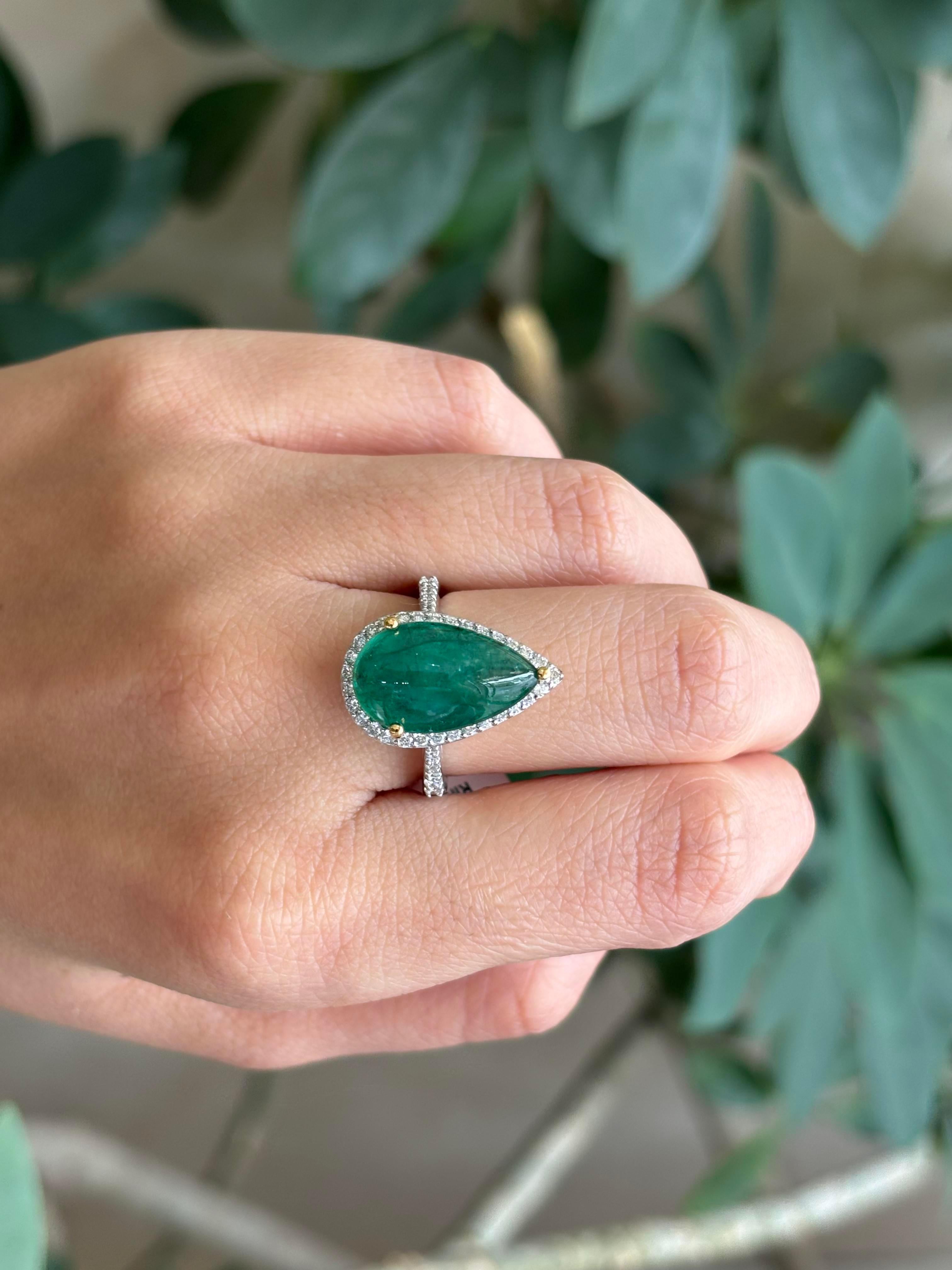 7,54 Karat birnenförmiger Smaragd-Cabochon und Diamantring für Damen oder Herren im Angebot