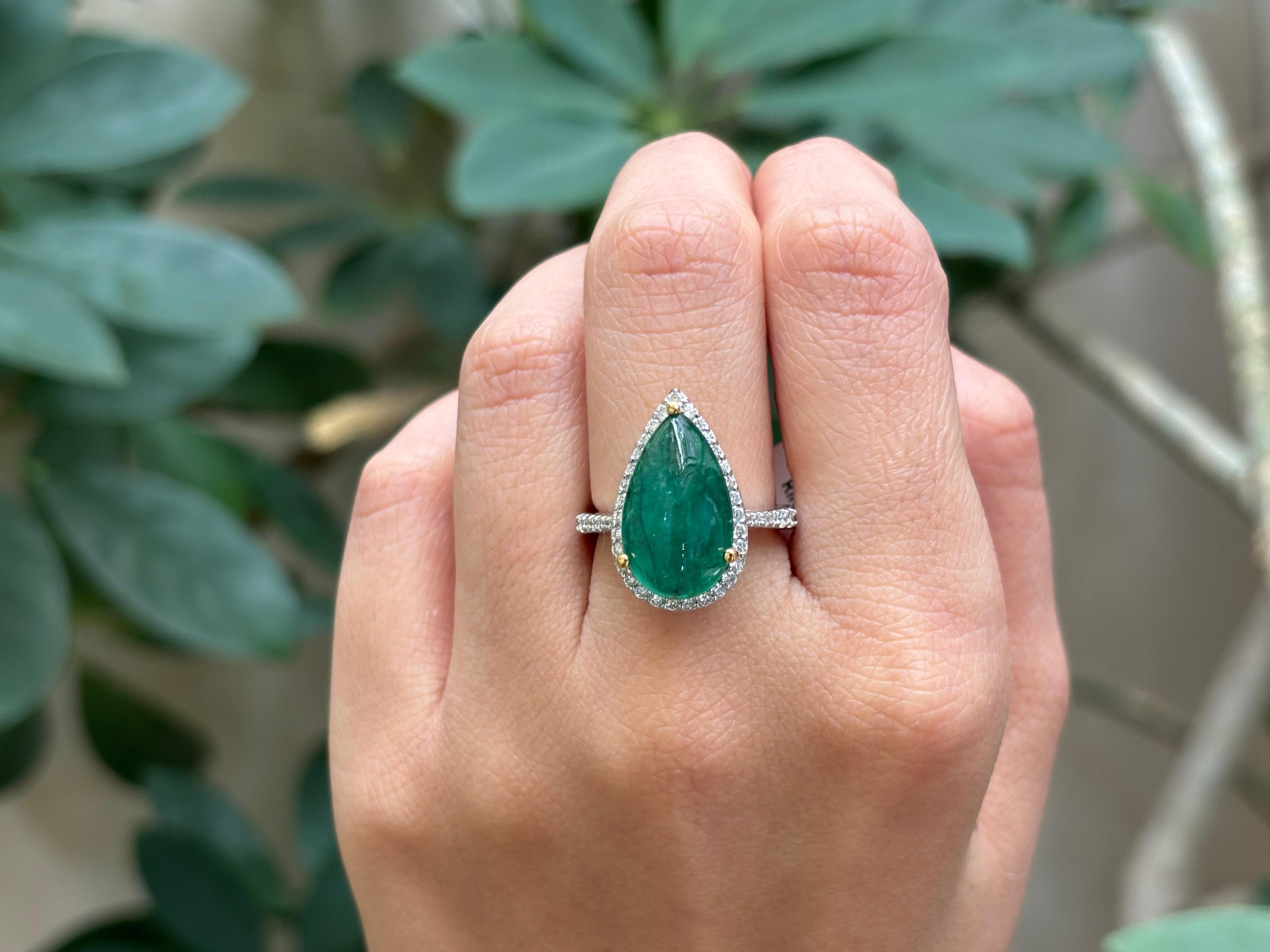 7,54 Karat birnenförmiger Smaragd-Cabochon und Diamantring im Angebot 2