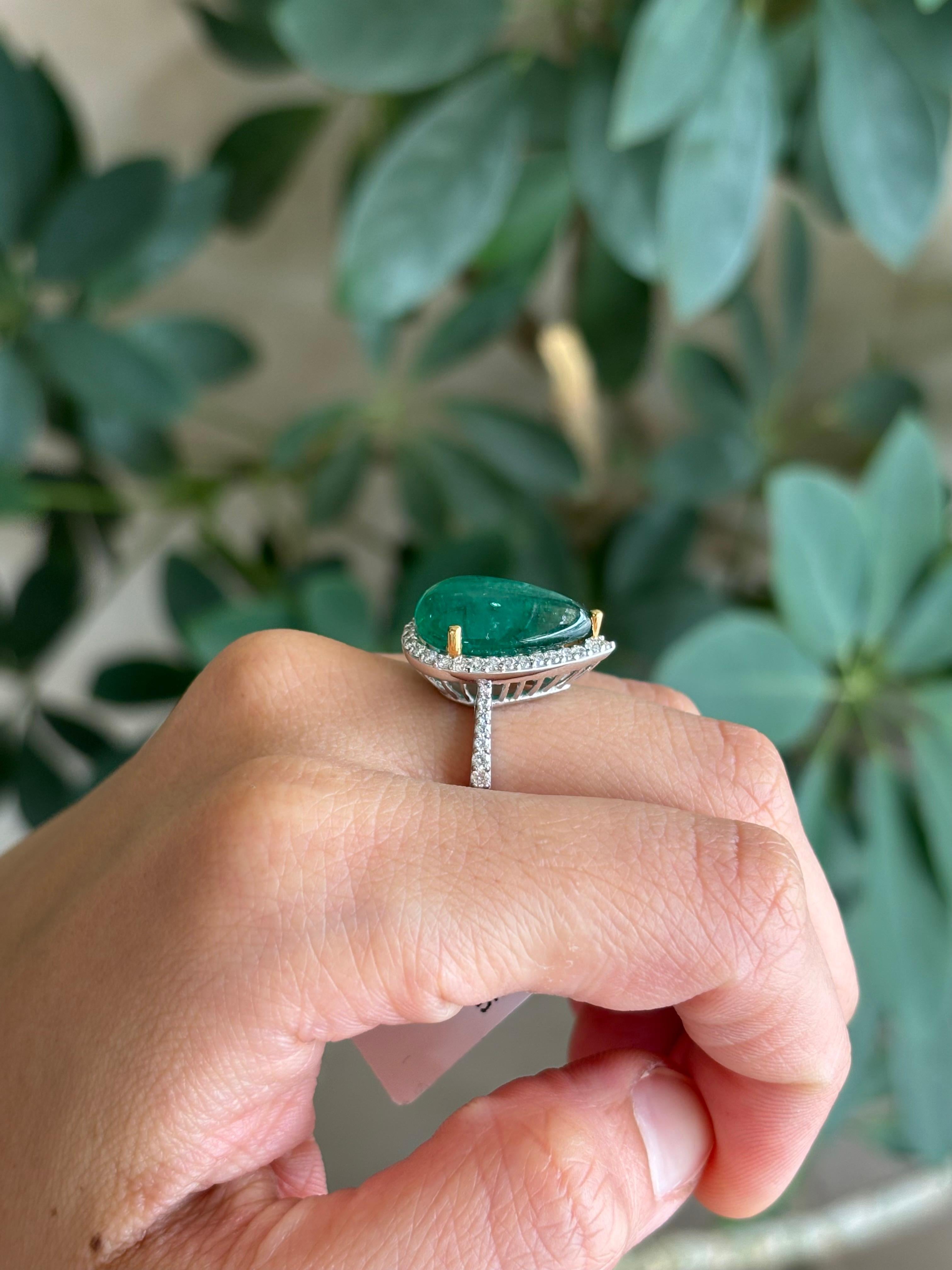 7,54 Karat birnenförmiger Smaragd-Cabochon und Diamantring im Angebot 3