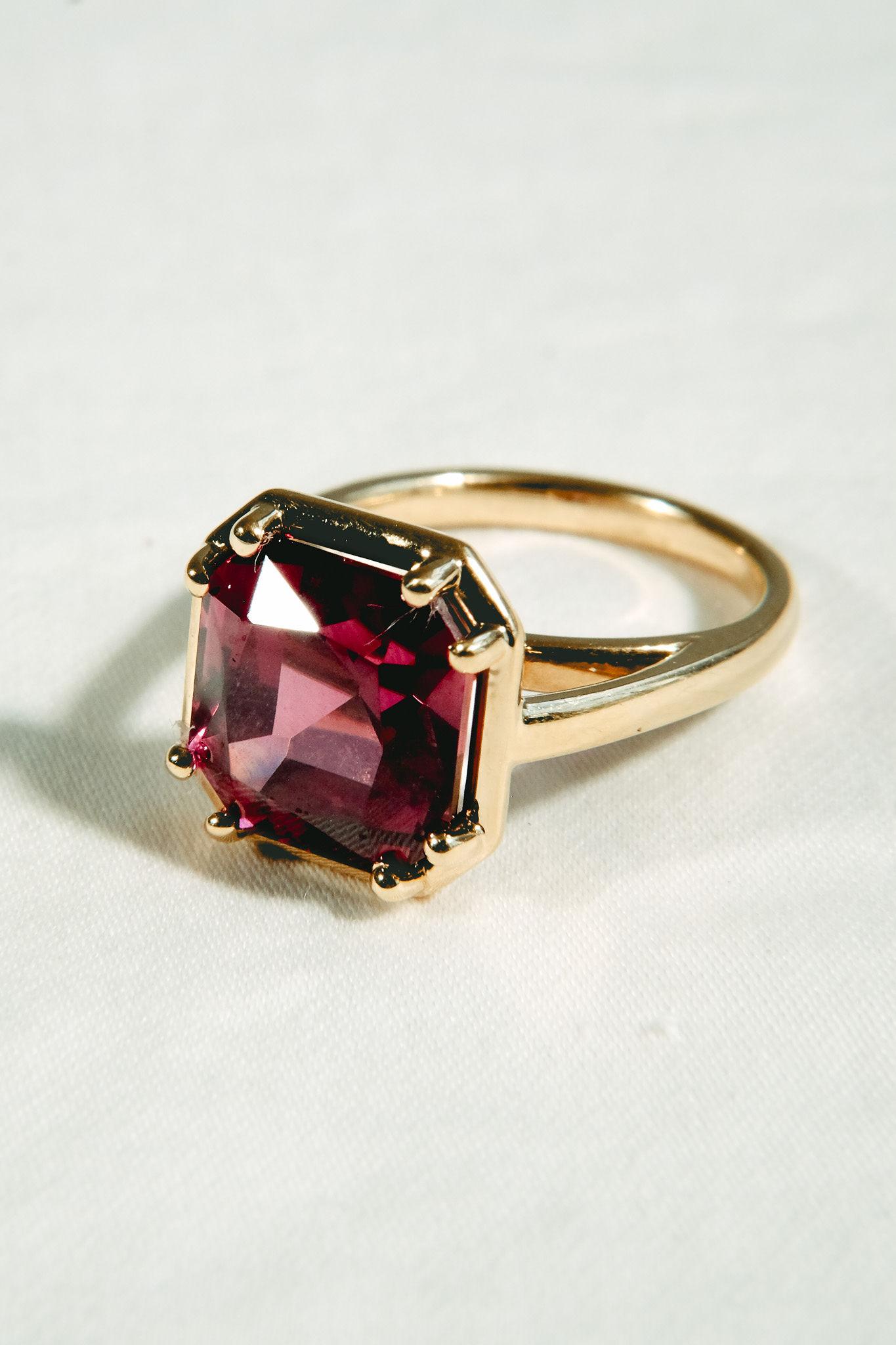 7.54 Rhodolite Ring-Radiant Cut-18KT Yellow Gold-GIA Certified-Rare For Sale 2