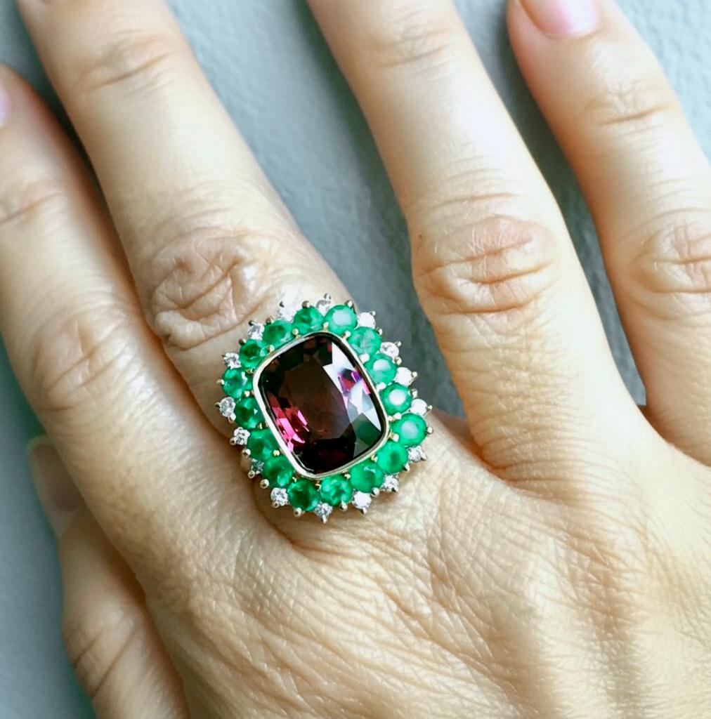 7,55 Karat feiner Spinell, kolumbianischer Smaragd und Diamant Cocktail-Ring 18 Karart (Kissenschliff) im Angebot