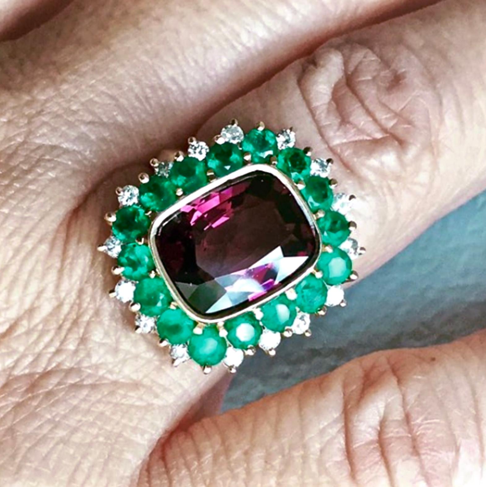 Cushion Cut 7.55 Carat Fine Spinel, Colombian Emerald and Diamond Cocktail Ring 18 Karart For Sale