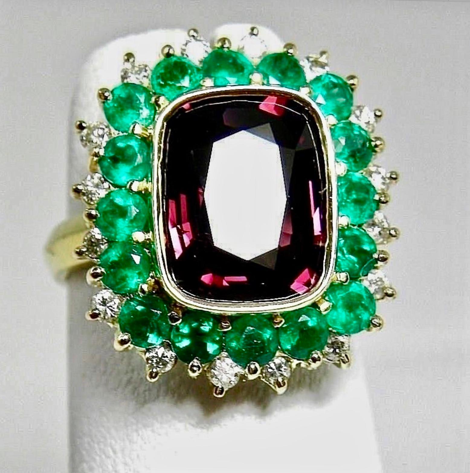Contemporary 7.55 Carat Fine Spinel Emerald Diamond Cocktail Ring 18 Karart For Sale