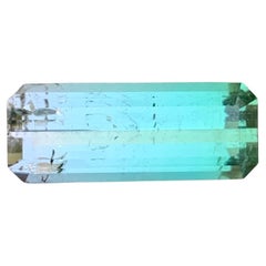 Tourmaline naturelle non sertie bicolore de 7.55 carats de forme émeraude longue
