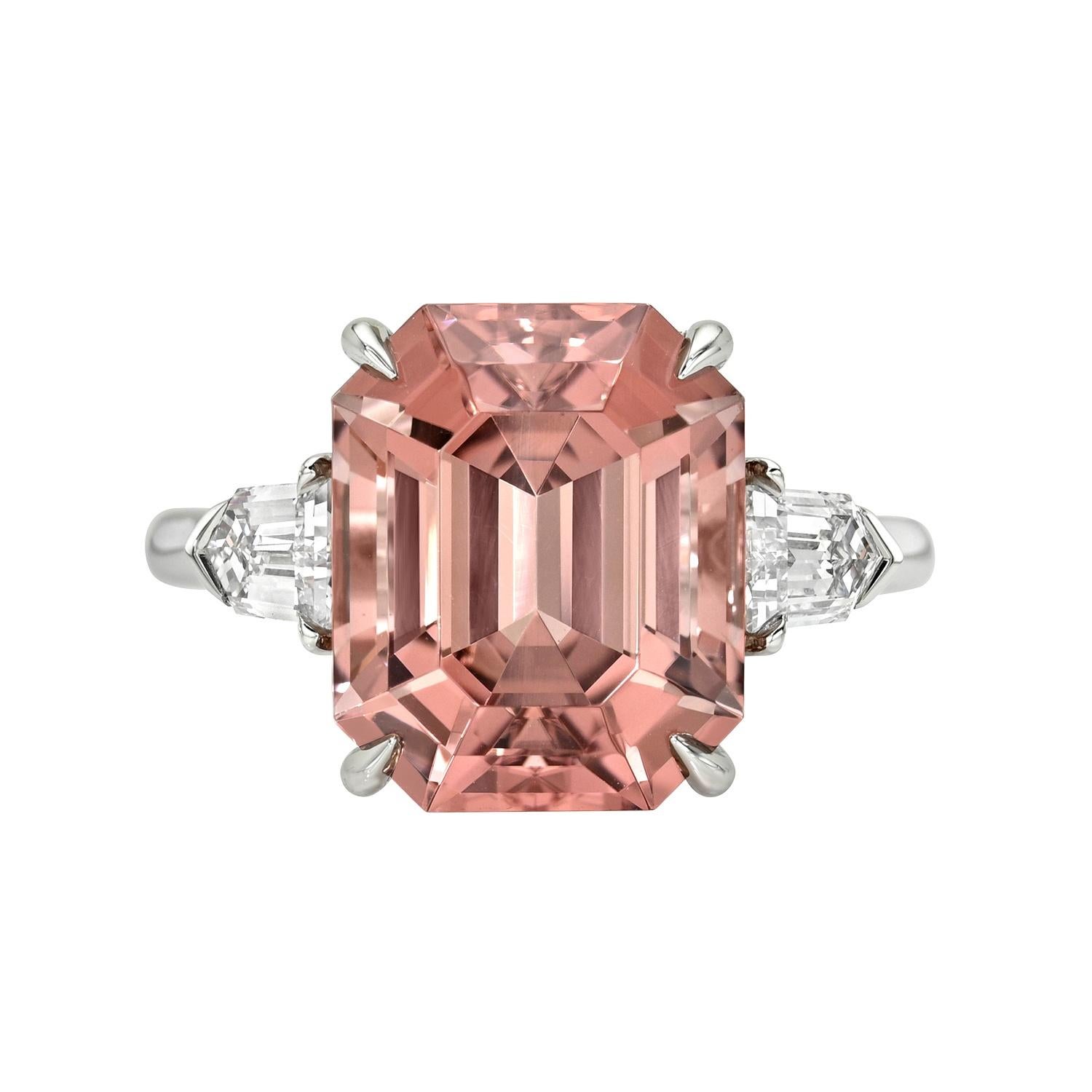 Bague de fiançailles en tourmaline pêche de 7,55 carats - taille émeraude avec diamants boucliers en vente 4