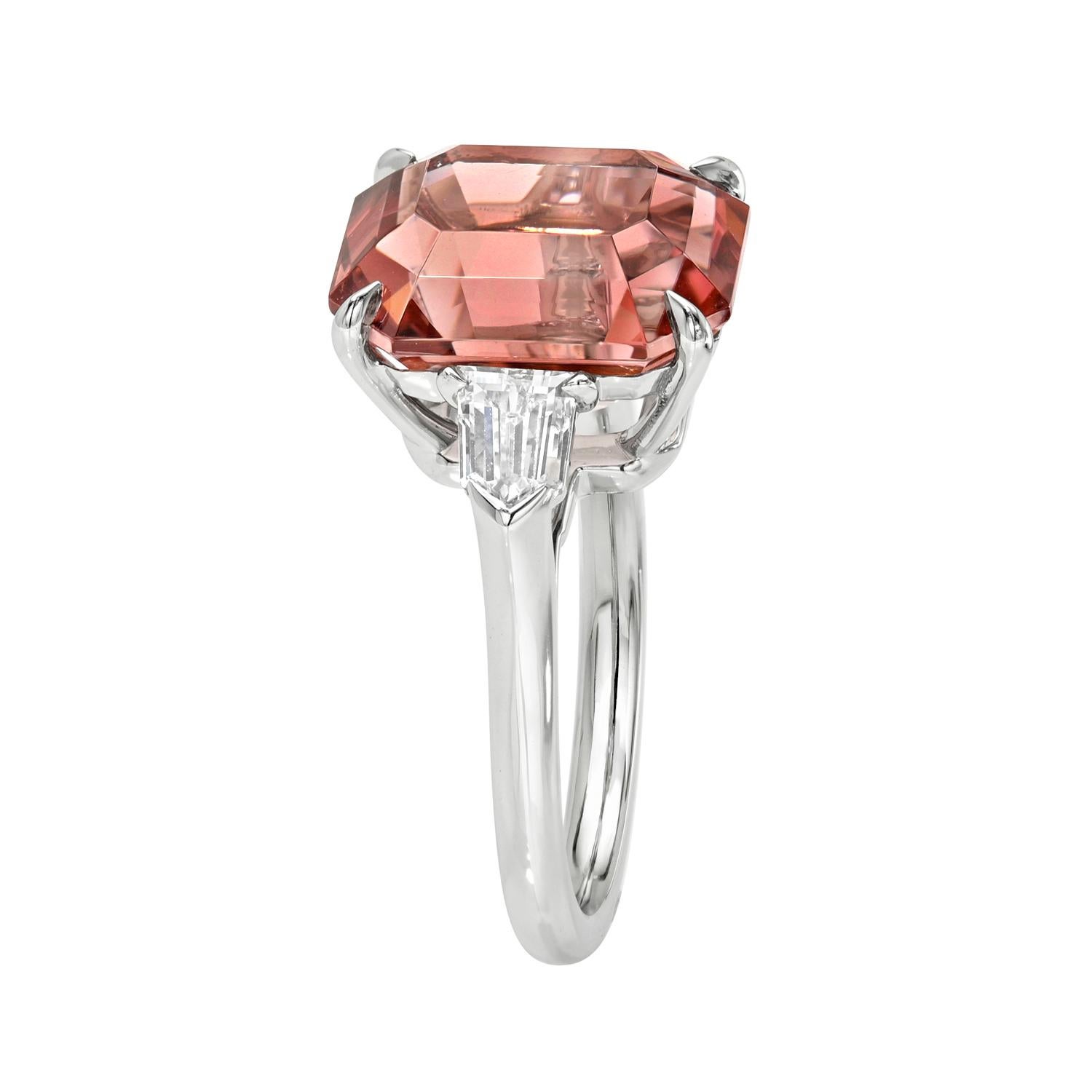 Bague de fiançailles en platine avec tourmaline pêche et diamant bouclier de 7,55 carats.
Bague de luxe à trois pierres - Tourmaline taille émeraude - Merkaba Jewelry Beverly Hills.

Une bague de fiançailles unique en platine au symbolisme