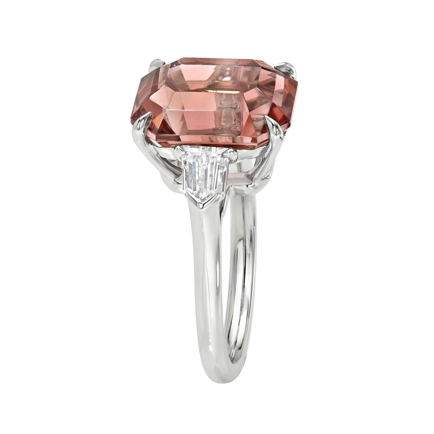 Bague de fiançailles en platine avec tourmaline pêche et diamant bouclier de 7,55 carats.
Bague de luxe à trois pierres - Tourmaline taille émeraude - Merkaba Jewelry Beverly Hills.

Une bague de fiançailles unique en platine au symbolisme