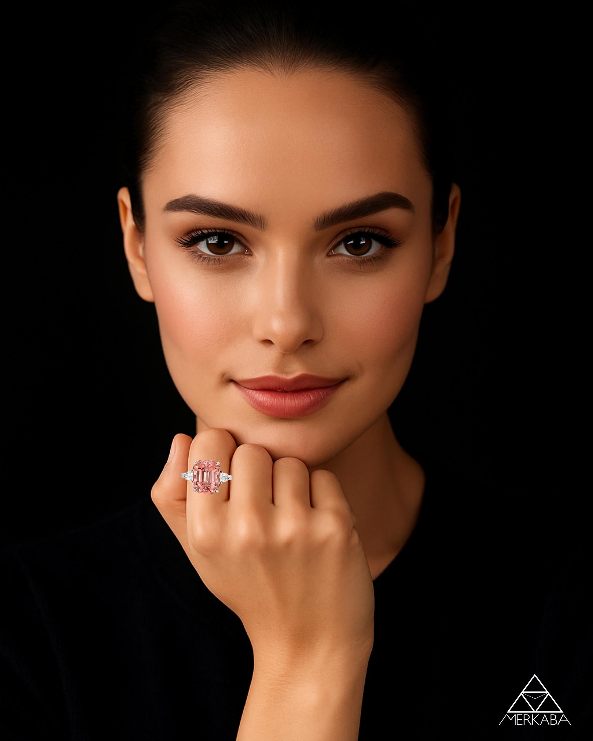 Contemporain Bague de fiançailles en tourmaline pêche de 7,55 carats - taille émeraude avec diamants boucliers en vente