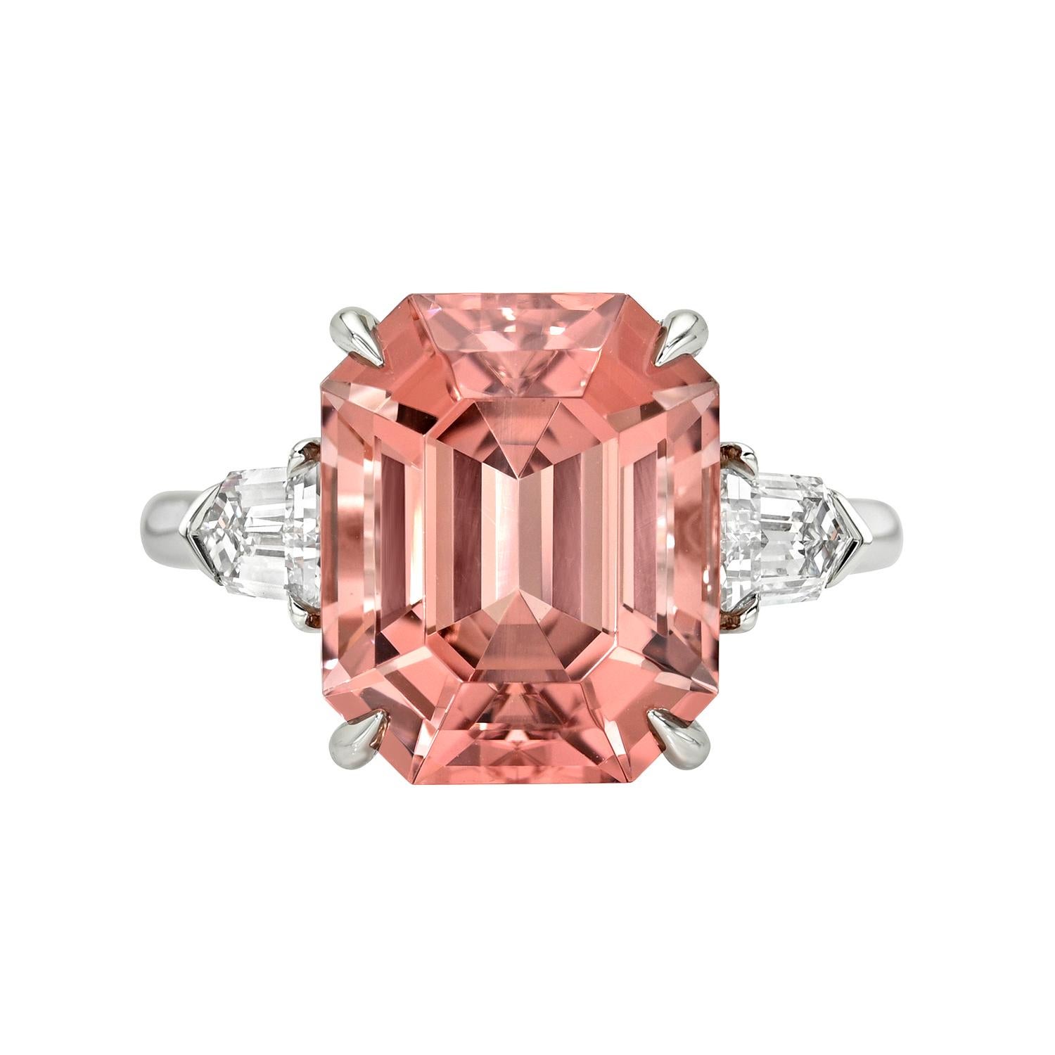 Taille émeraude Bague de fiançailles en tourmaline pêche de 7,55 carats - taille émeraude avec diamants boucliers en vente