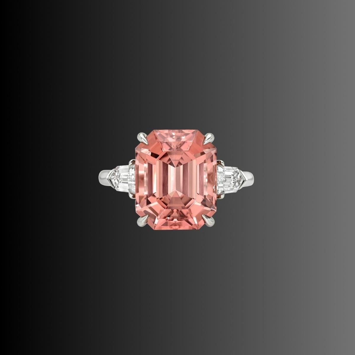 Bague de fiançailles en tourmaline pêche de 7,55 carats - taille émeraude avec diamants boucliers Neuf - En vente à Beverly Hills, CA