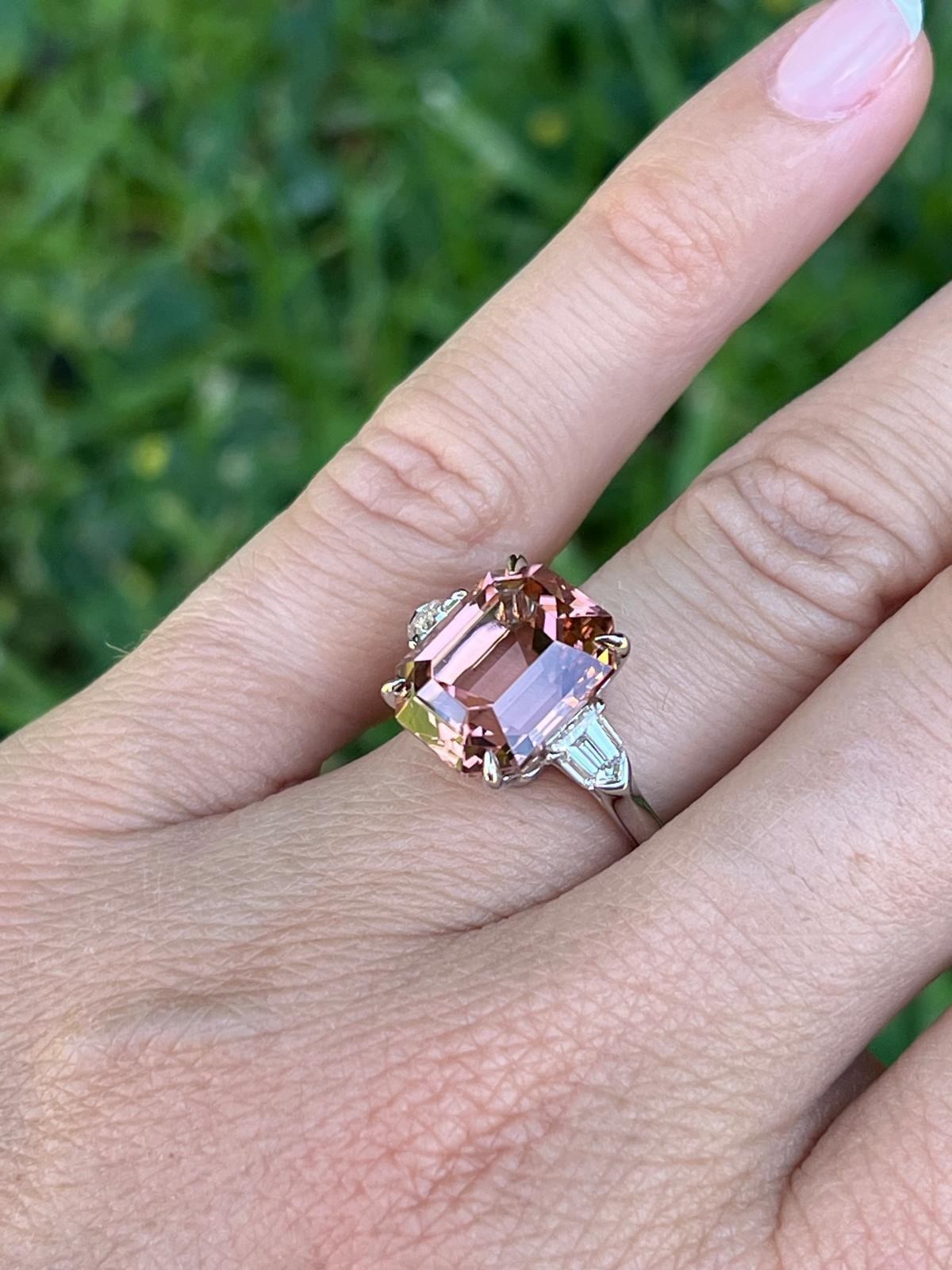 Bague de fiançailles en tourmaline pêche de 7,55 carats - taille émeraude avec diamants boucliers en vente 1