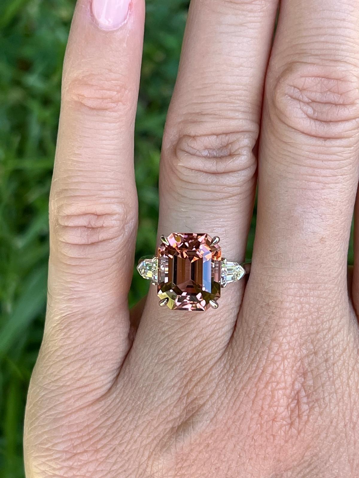 Bague de fiançailles en tourmaline pêche de 7,55 carats - taille émeraude avec diamants boucliers en vente 1