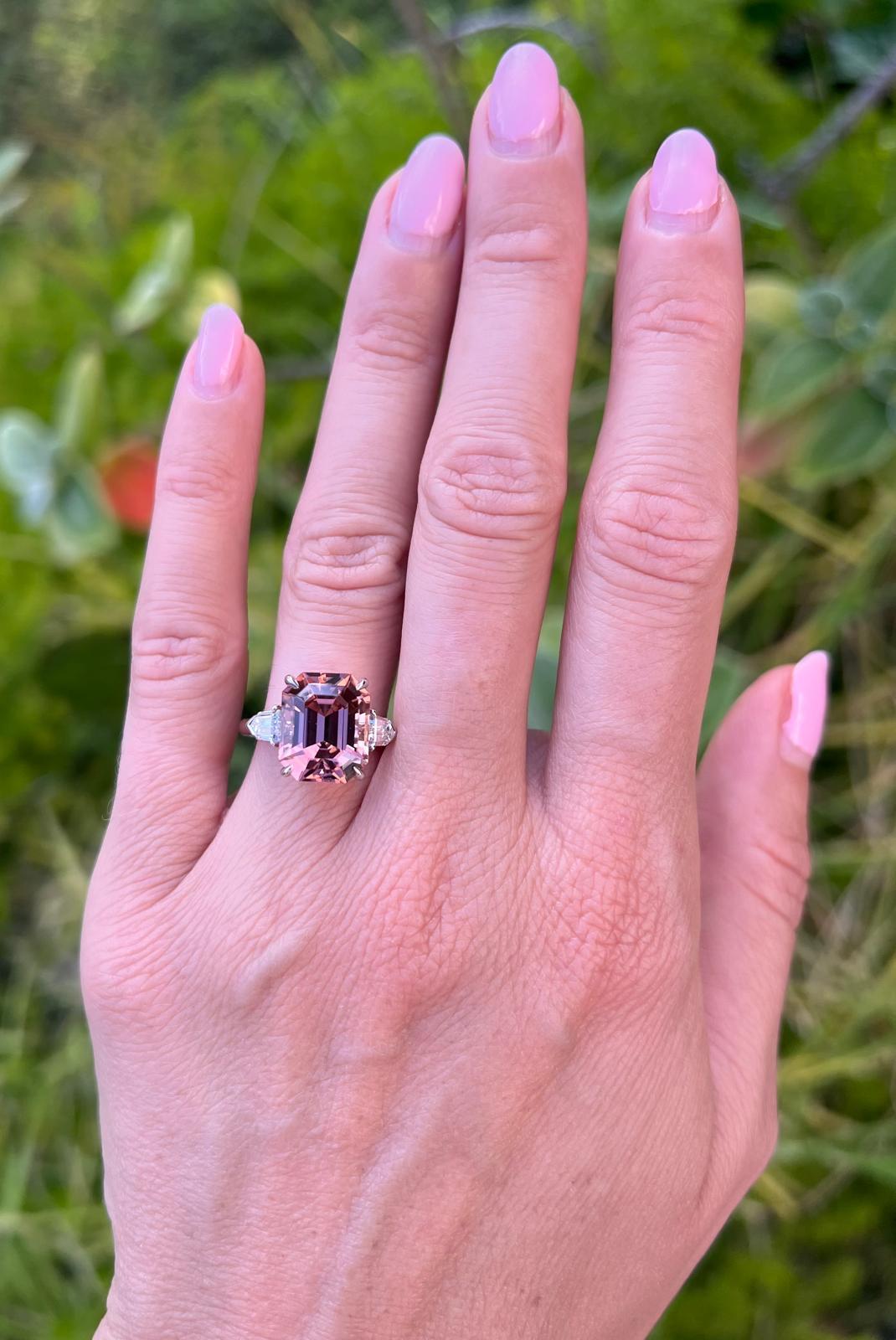 Bague de fiançailles en tourmaline pêche de 7,55 carats - taille émeraude avec diamants boucliers en vente 2