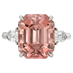 Anillo de compromiso de turmalina melocotón de 7,55 quilates - talla esmeralda con diamantes en escudo