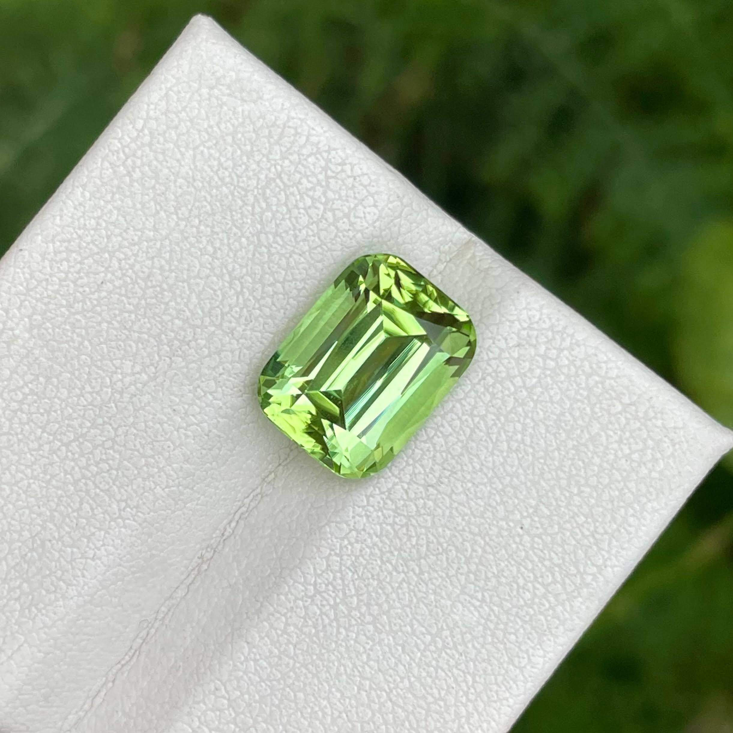 Modern 7.55 carats Apple Green Peridot Stone Cushion Cut Natural Pakistani Gemstone For Sale