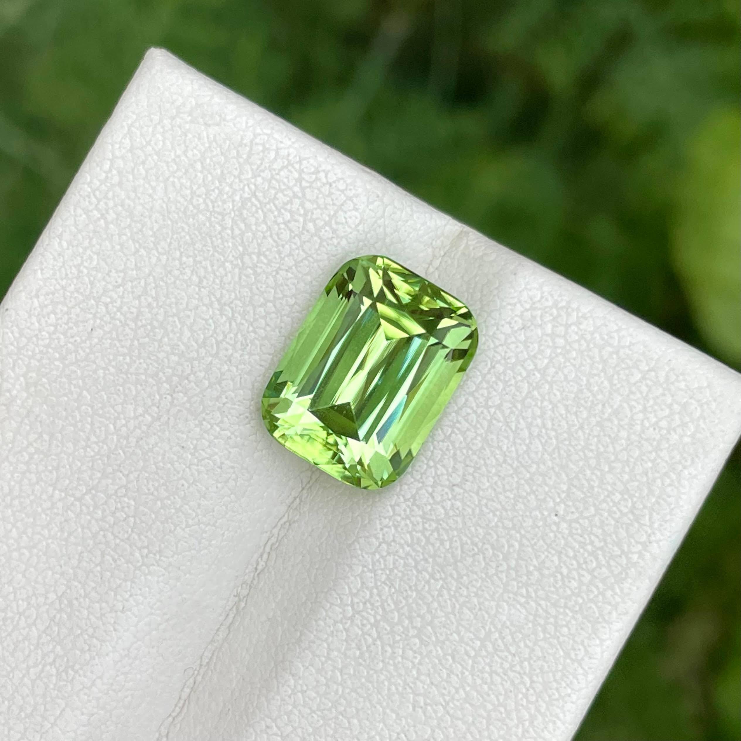 7.55 carats Apple Green Peridot Stone Cushion Cut Natural Pakistani Gemstone In New Condition For Sale In Bangkok, TH