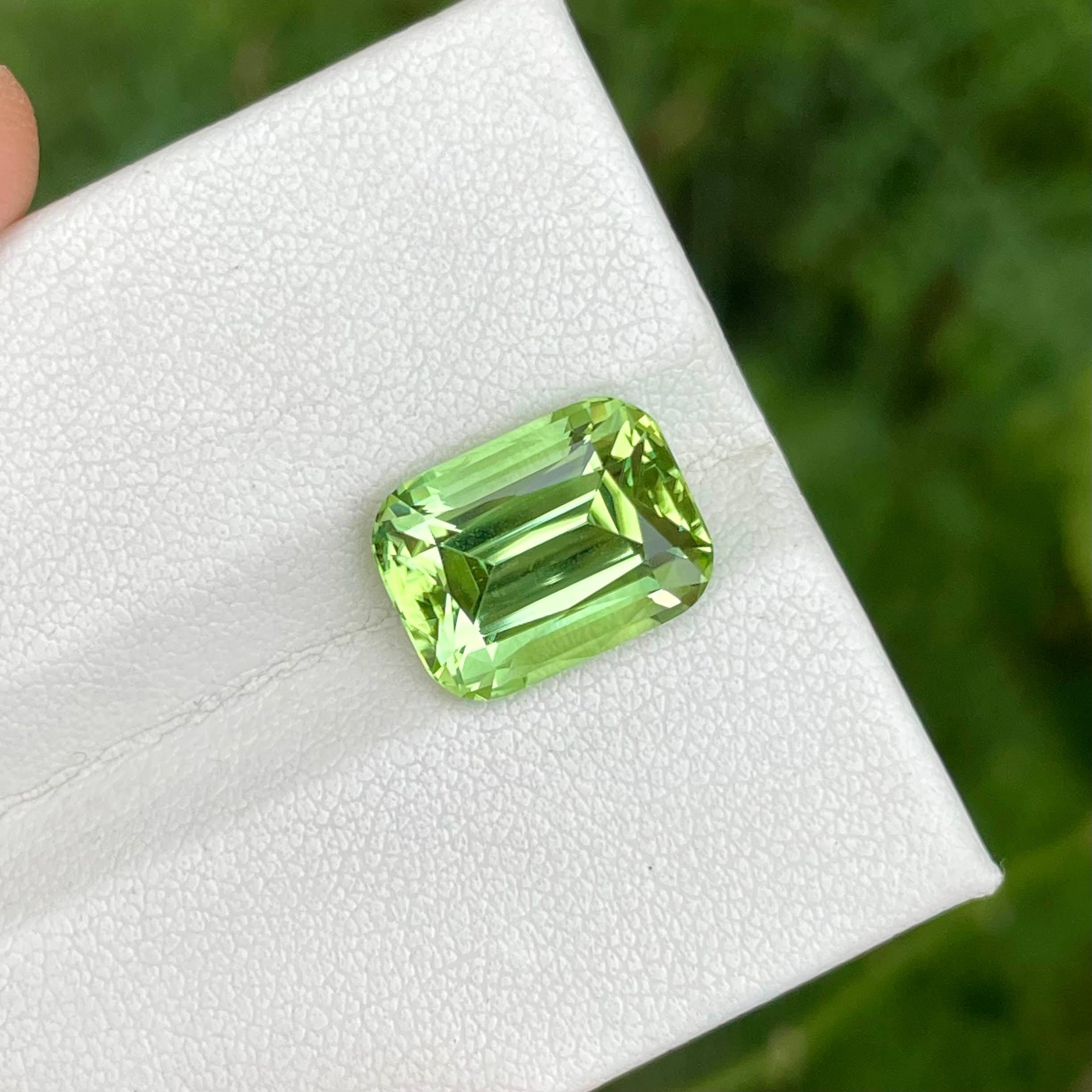 7.55 carats Apple Green Peridot Stone Cushion Cut Natural Pakistani Gemstone For Sale 1