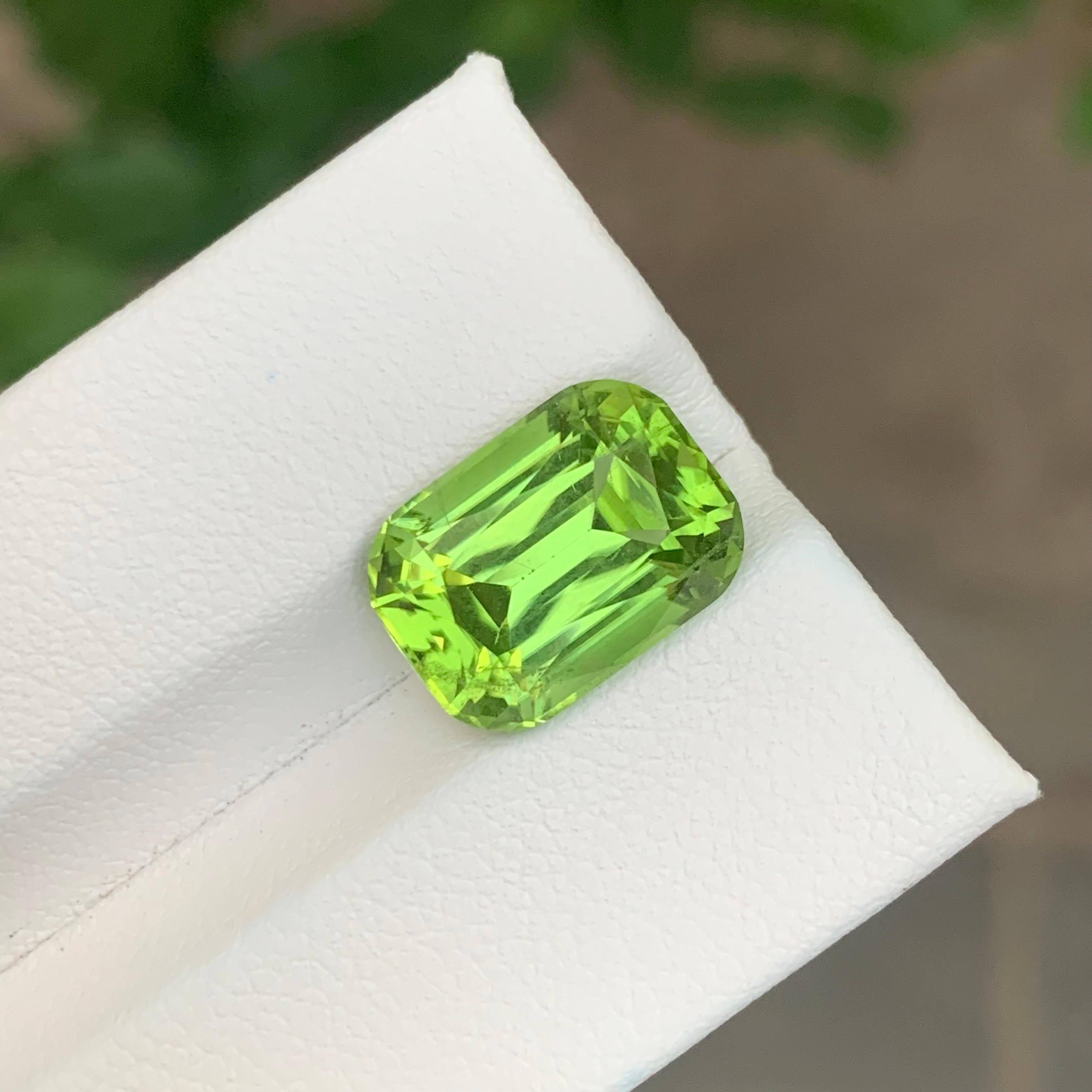 7.55 Carats Peridot Natural Loose Gemstone Cushion Cut For Sale 5