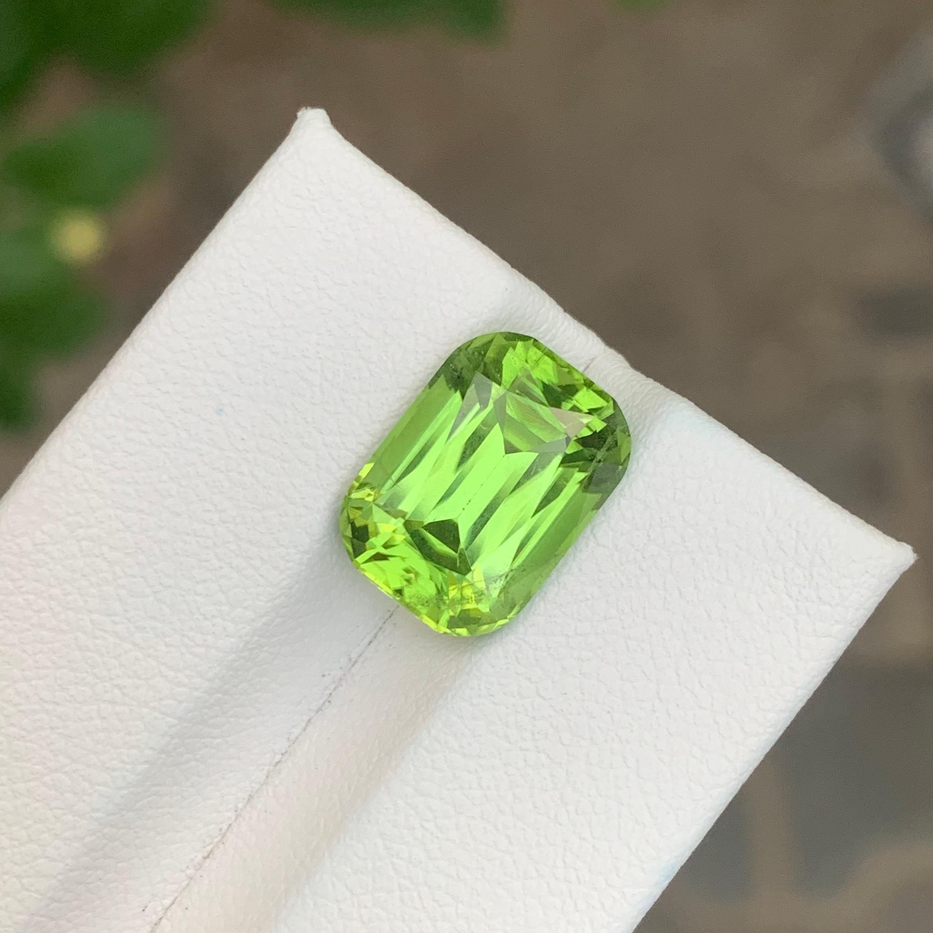 7.55 Carats Peridot Natural Loose Gemstone Cushion Cut For Sale 6