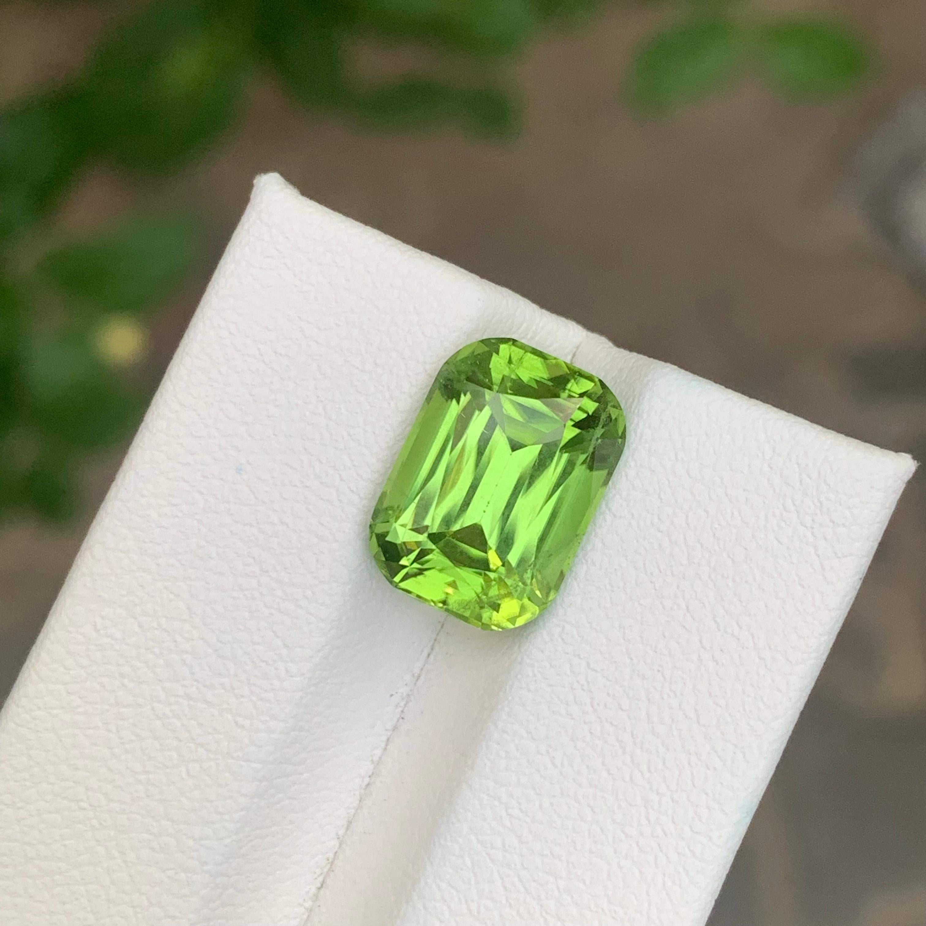 7.55 Carats Peridot Natural Loose Gemstone Cushion Cut For Sale 12