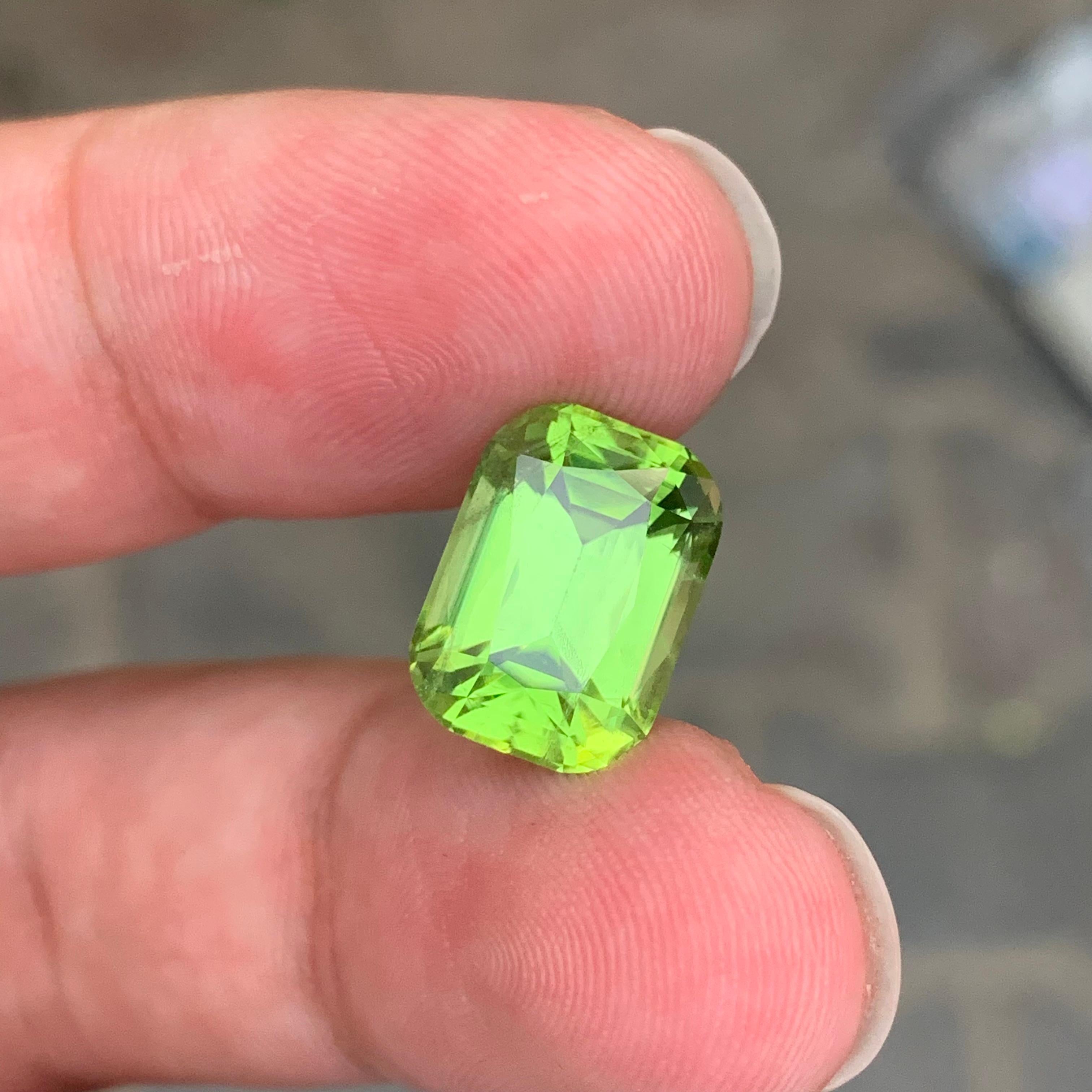 7.55 Carats Peridot Natural Loose Gemstone Cushion Cut For Sale 1