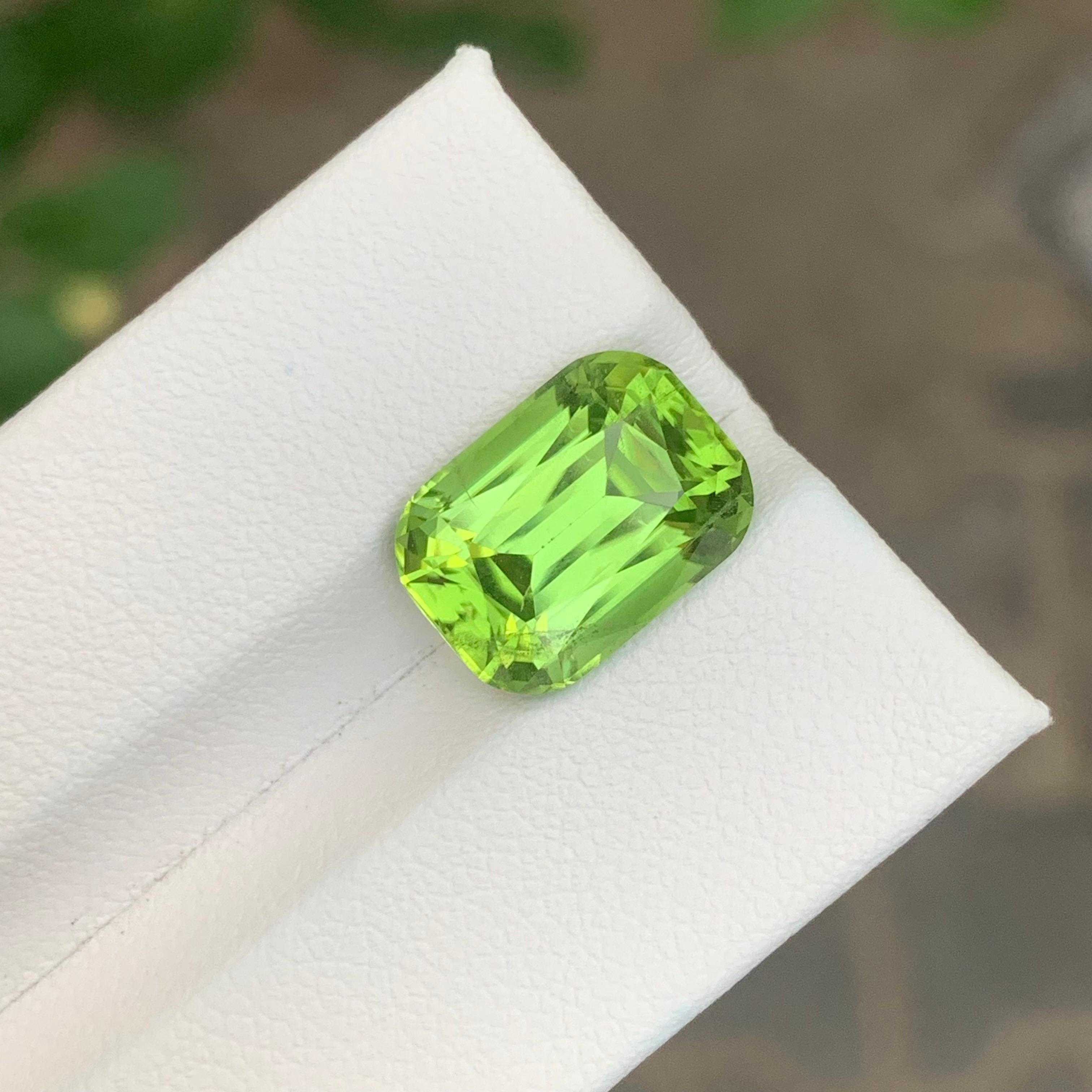 7.55 Carats Peridot Natural Loose Gemstone Cushion Cut For Sale 2