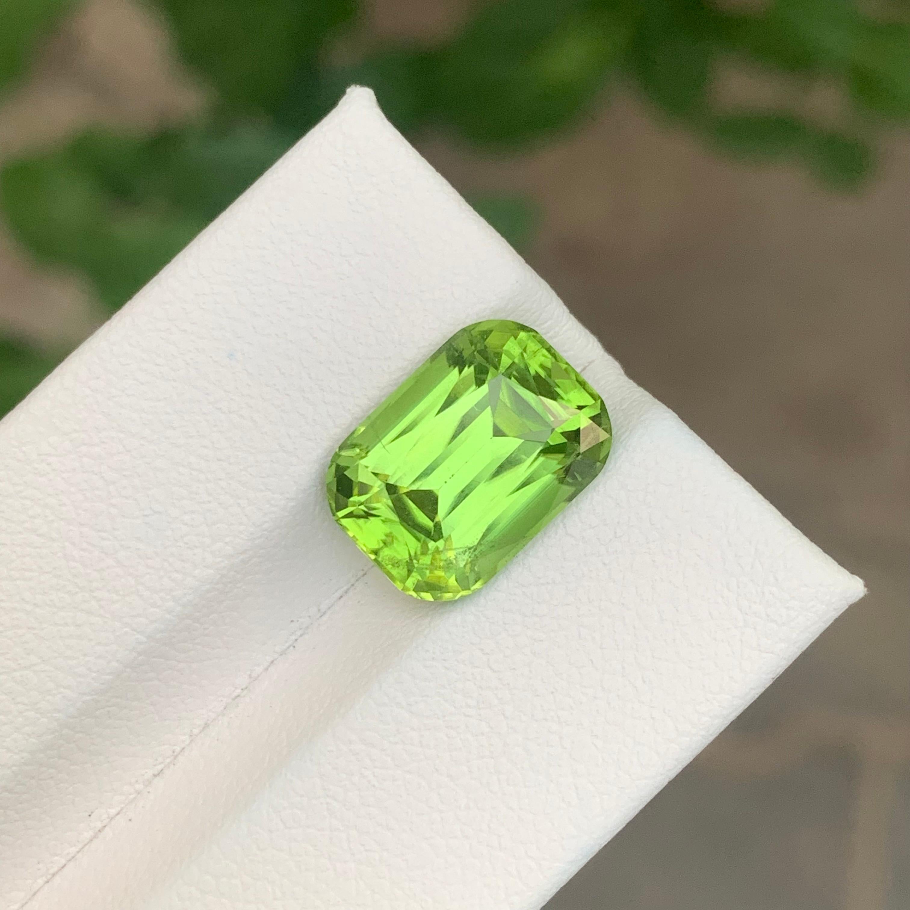 7.55 Carats Peridot Natural Loose Gemstone Cushion Cut For Sale 3