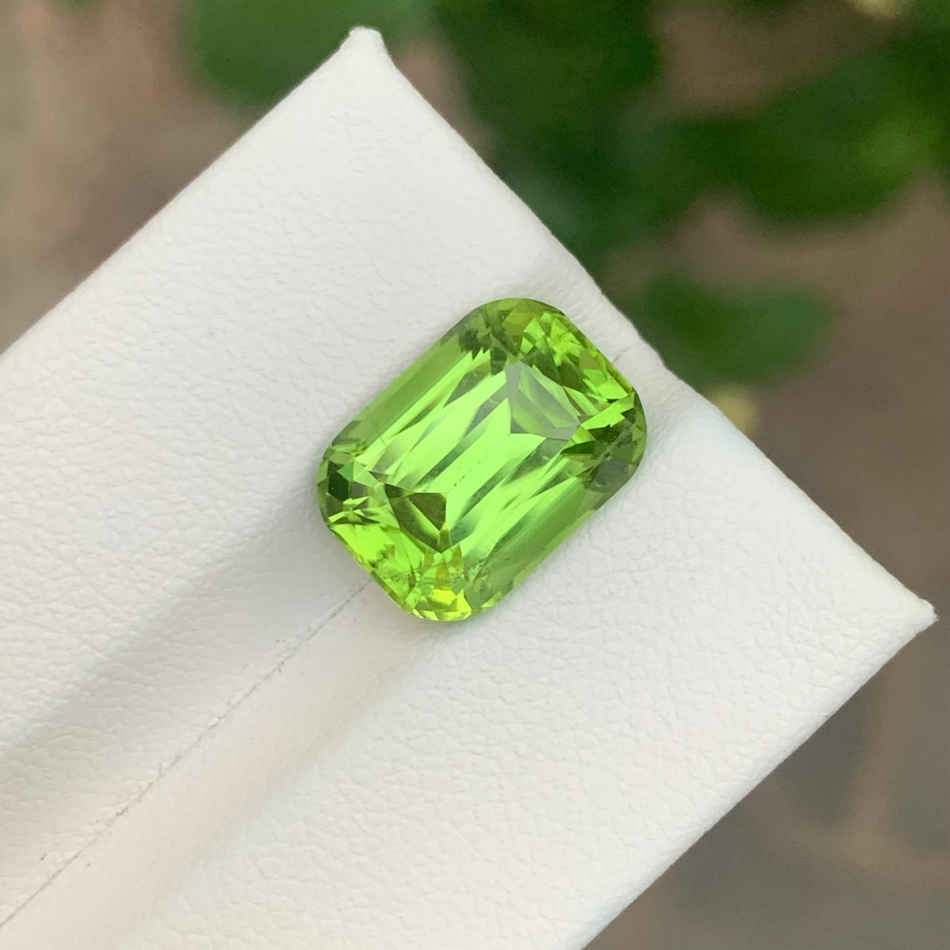 7.55 Carats Peridot Natural Loose Gemstone Cushion Cut For Sale 4