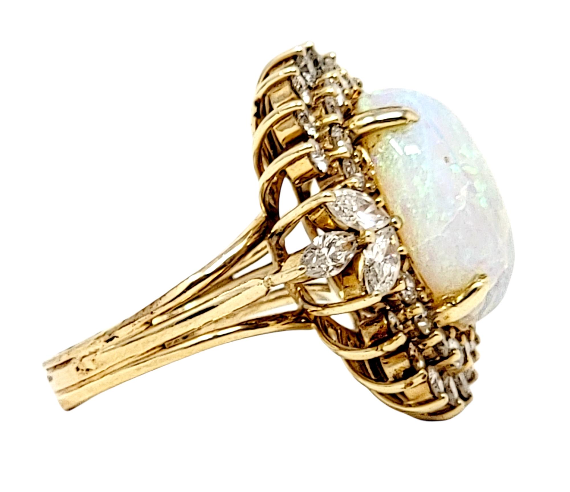 7,55 Karat Gesamt Opal Cabochon und Diamant Halo-Ring aus 14 Karat Gelbgold 2