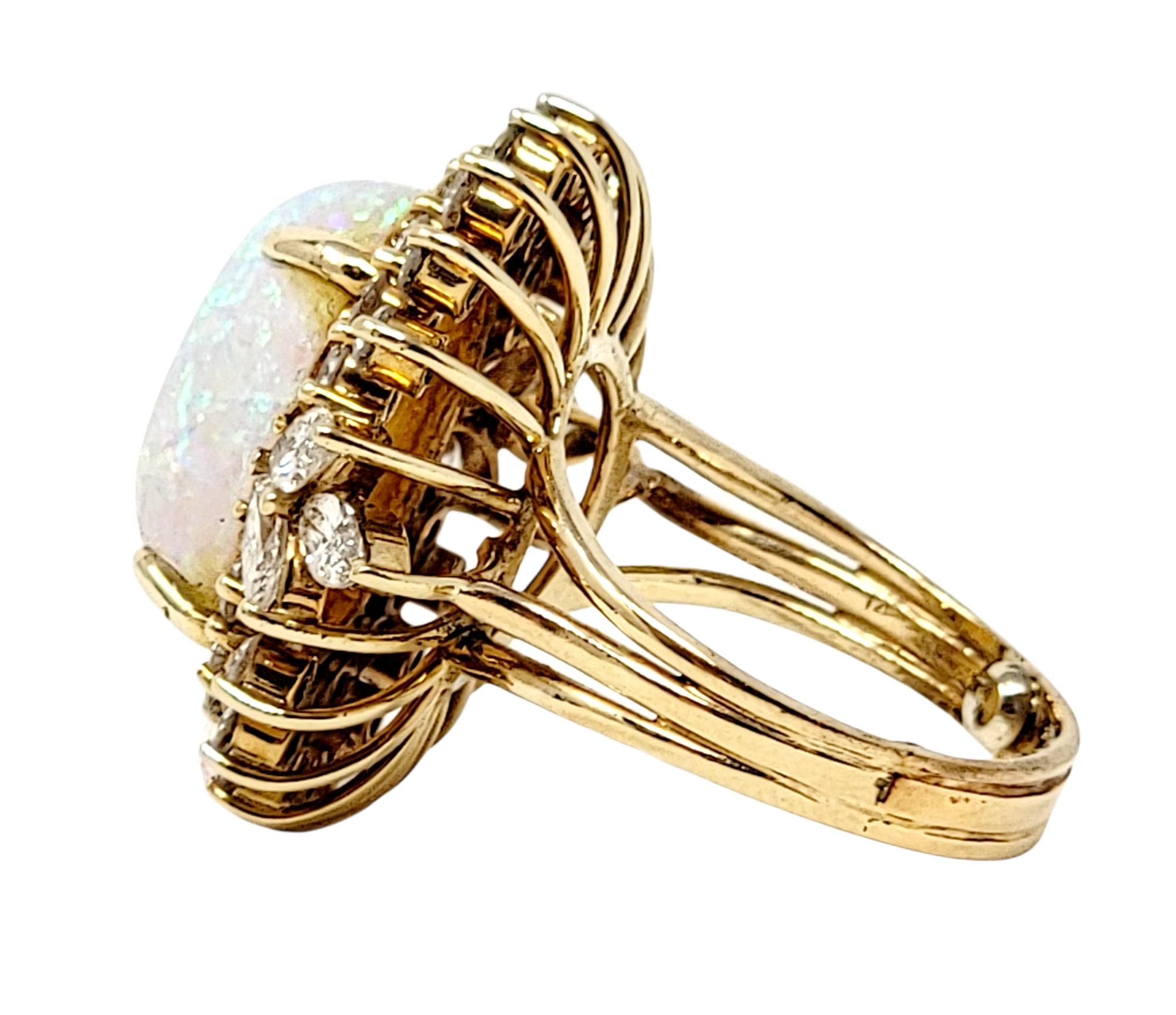 7,55 Karat Gesamt Opal Cabochon und Diamant Halo-Ring aus 14 Karat Gelbgold 3
