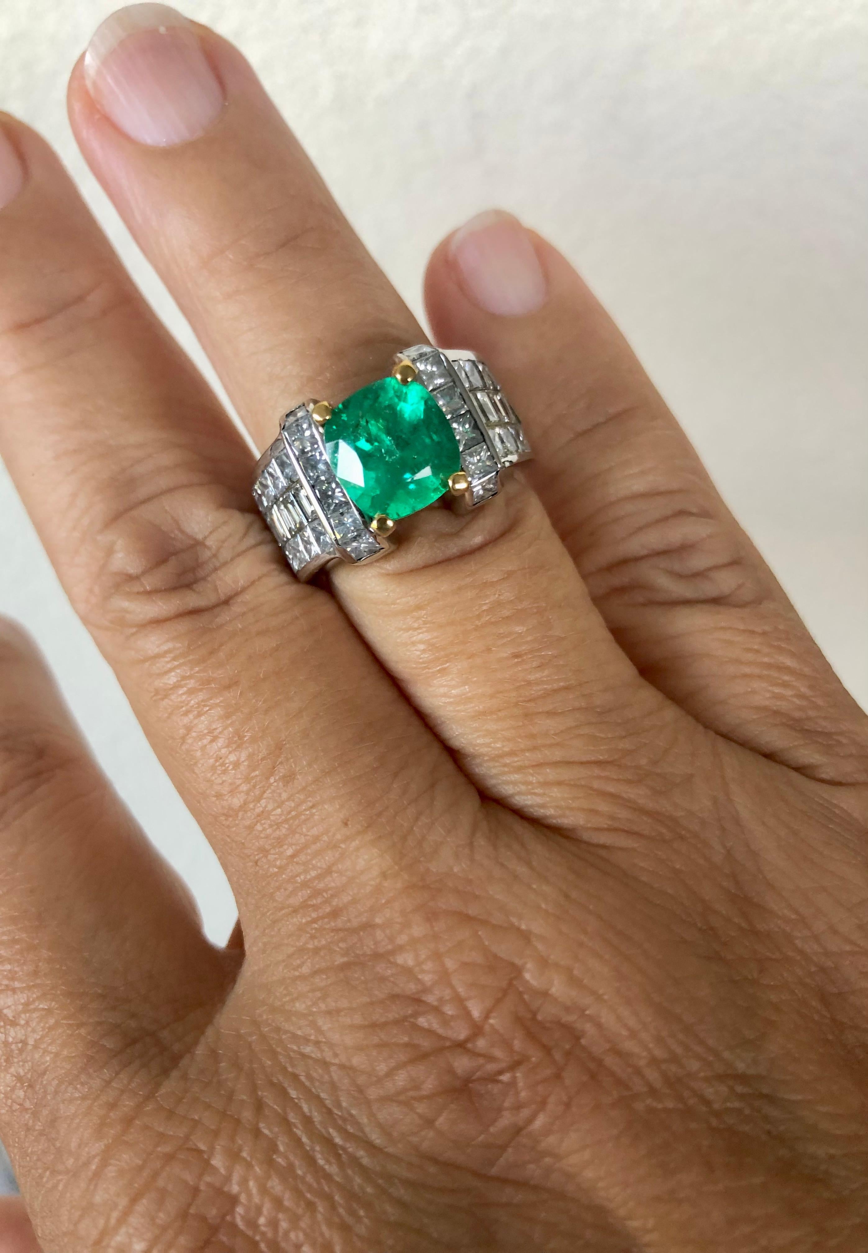 7,56 Karat feiner natürlicher kolumbianischer Smaragd-Diamant-Ring 18K Unisex (Kissenschliff) im Angebot