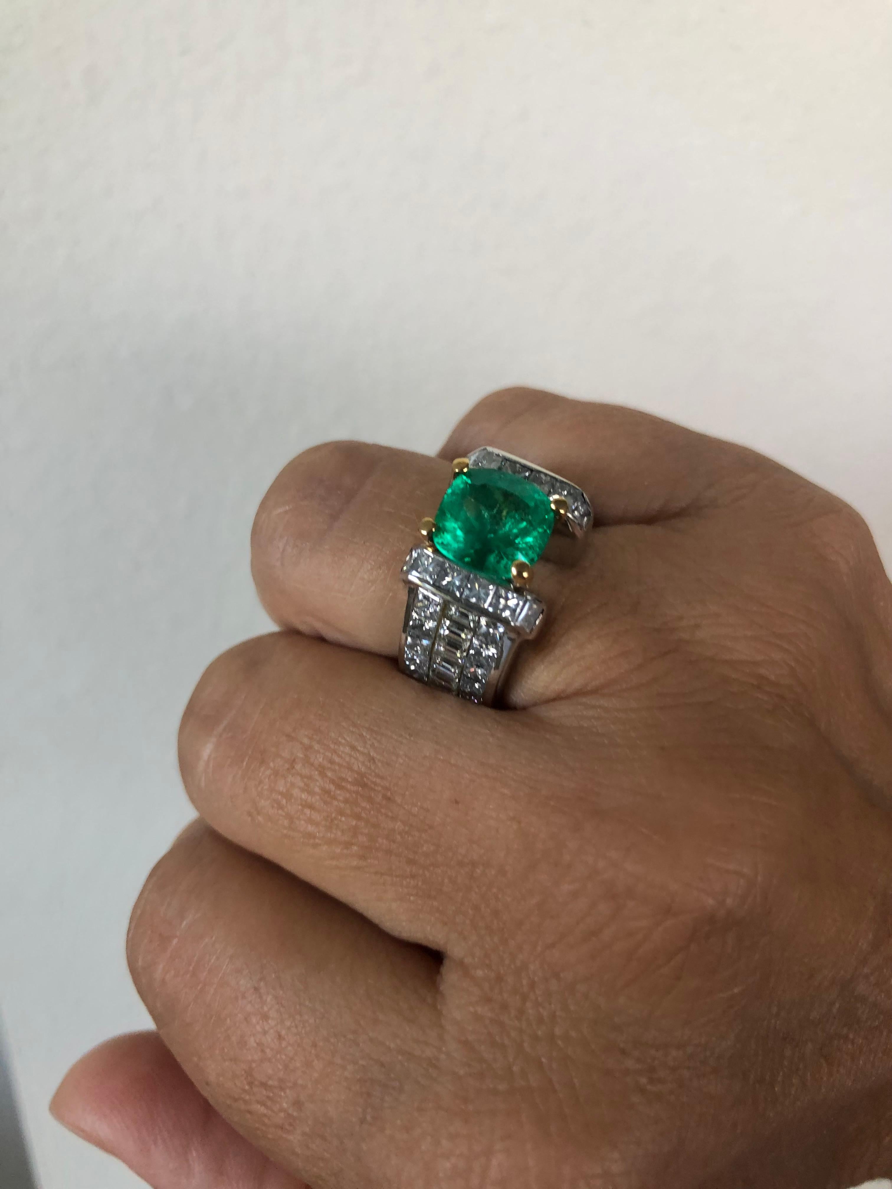 Retro 7.56 Carat Fine Natural Colombian Emerald Diamond Ring 18K Unisex For Sale
